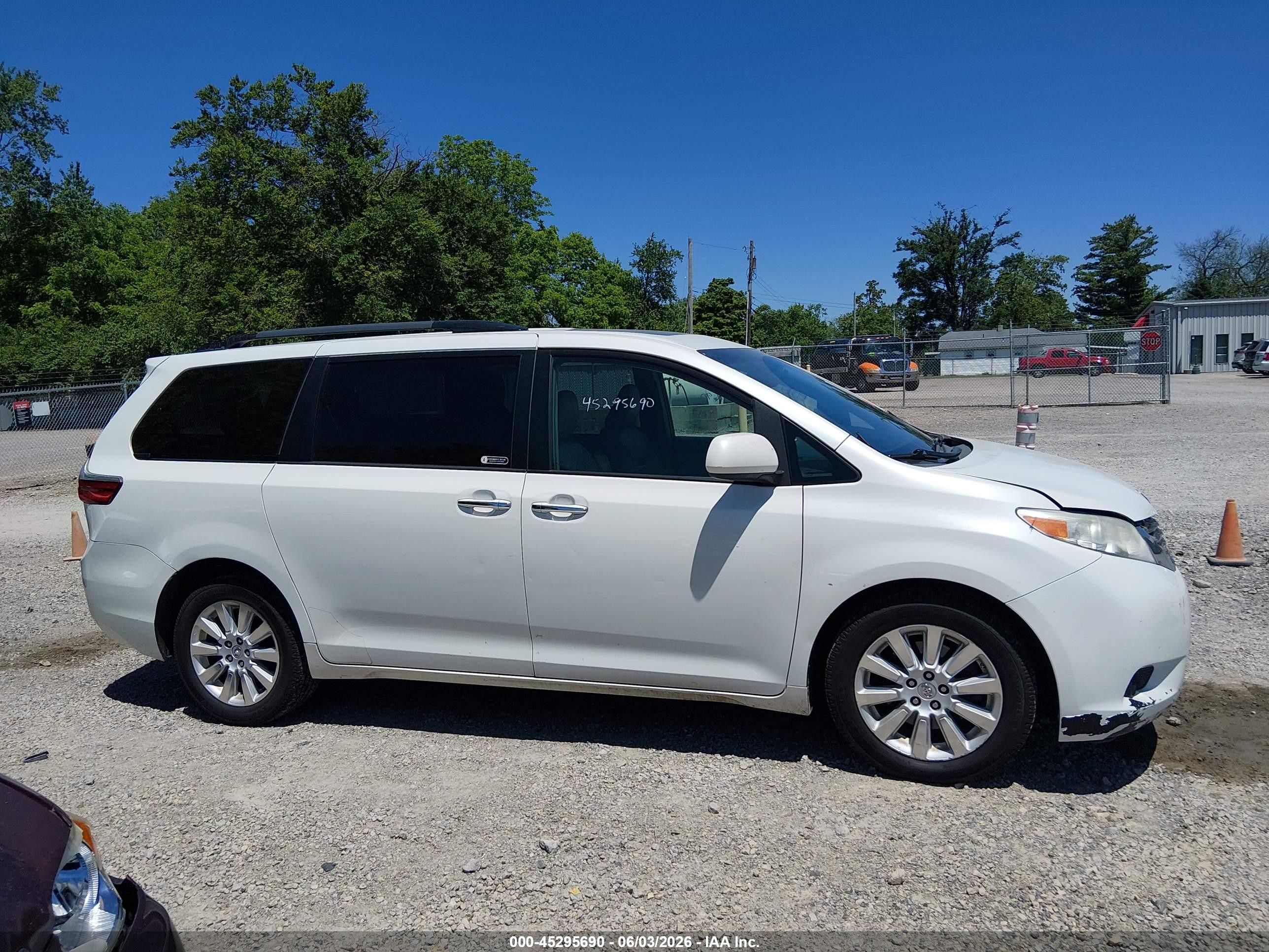 2015 Toyota Sienna Xle Premium 7 Passenger White vin: 5TDDK3DC0FS104611