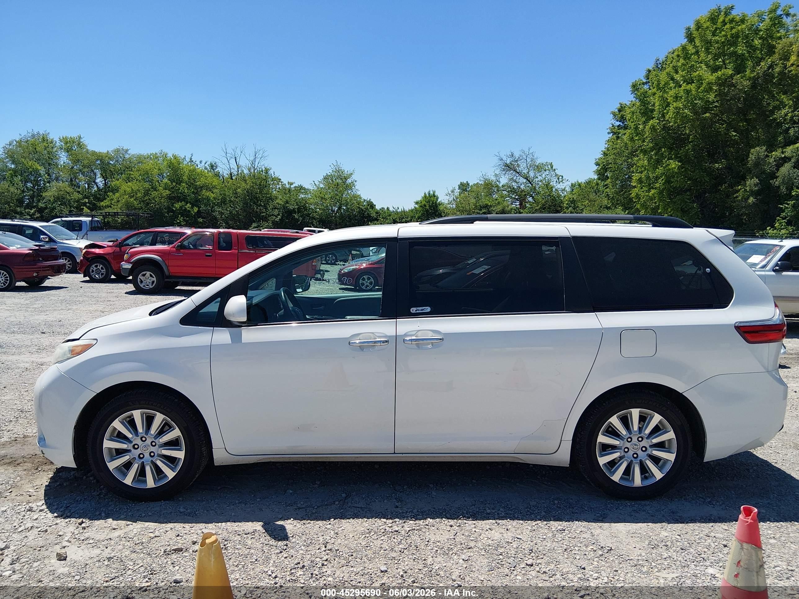 2015 Toyota Sienna Xle Premium 7 Passenger White vin: 5TDDK3DC0FS104611