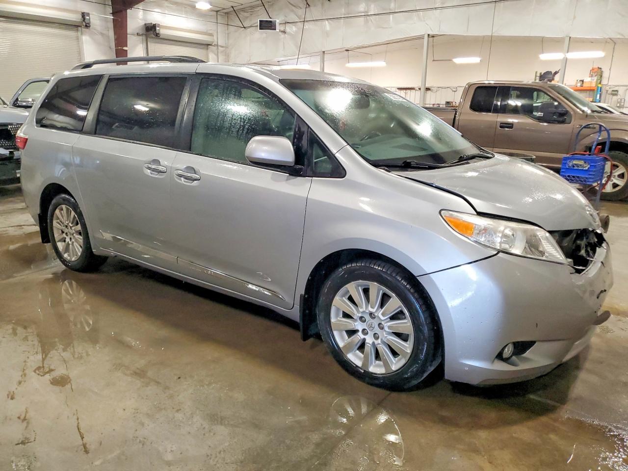 2015 Toyota Sienna Xle 7-passenger Silver vin: 5TDDK3DC0FS118931
