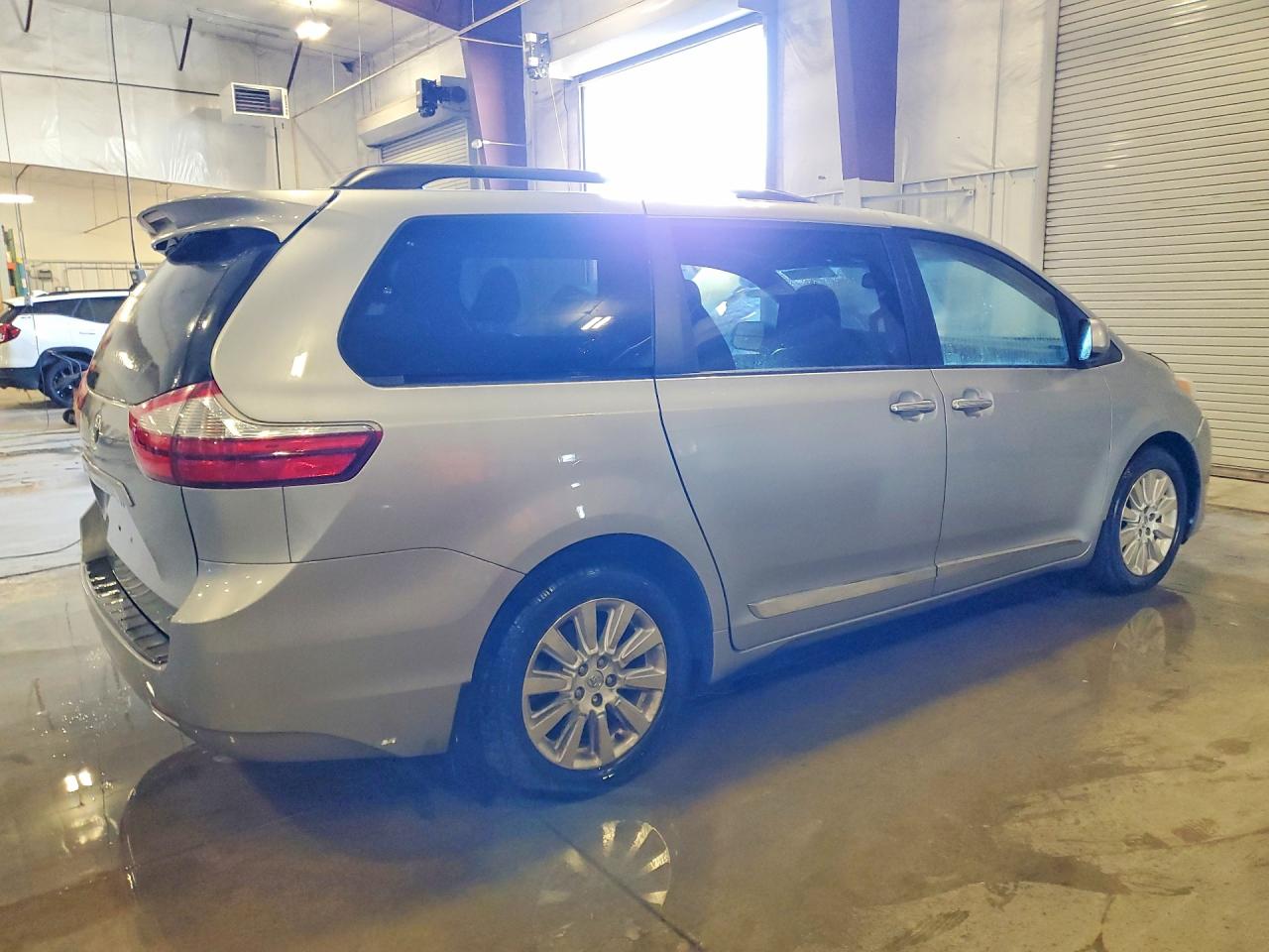 2015 Toyota Sienna Xle 7-passenger Silver vin: 5TDDK3DC0FS118931