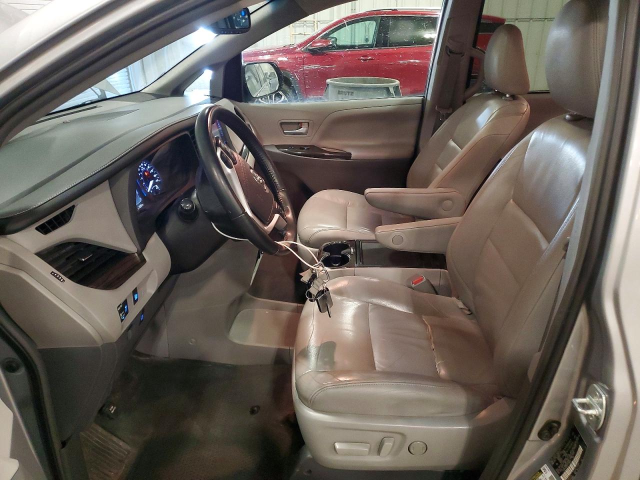 2015 Toyota Sienna Xle 7-passenger Silver vin: 5TDDK3DC0FS118931