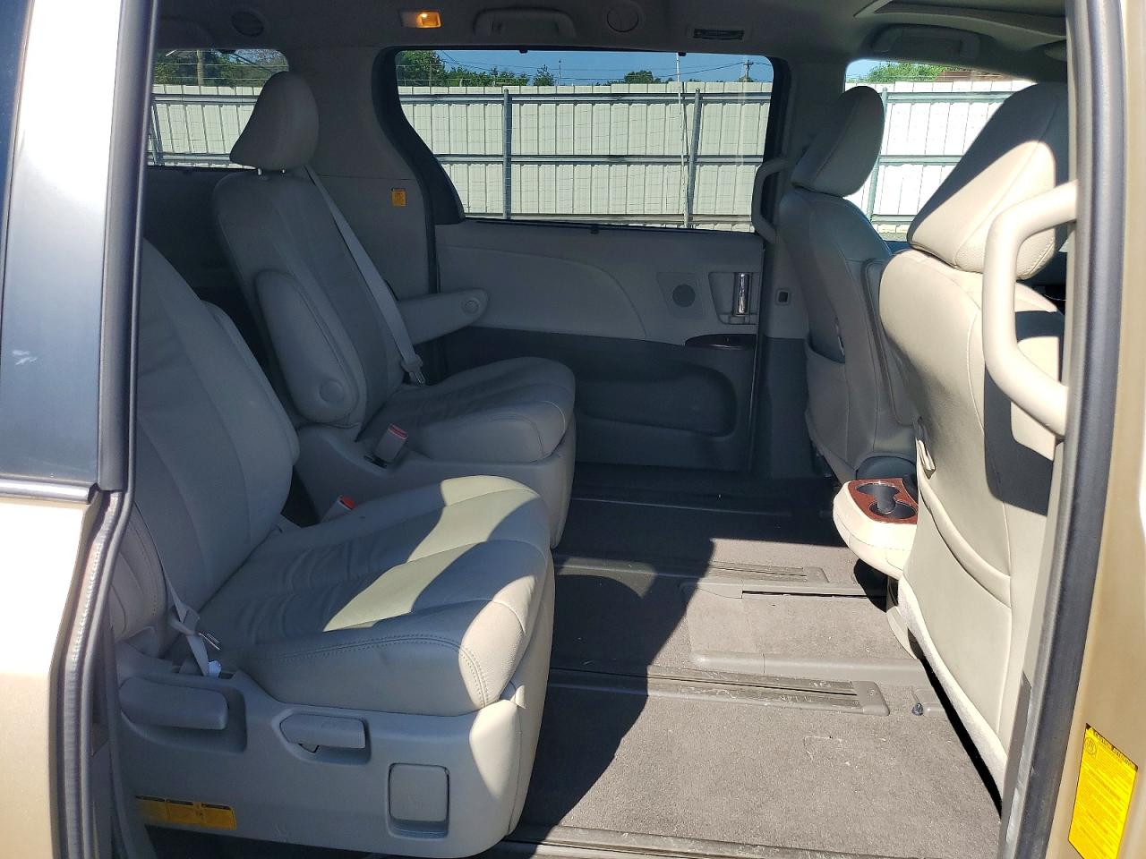 2011 Toyota Sienna Xle 7-passenger Gold vin: 5TDDK3DC1BS001868