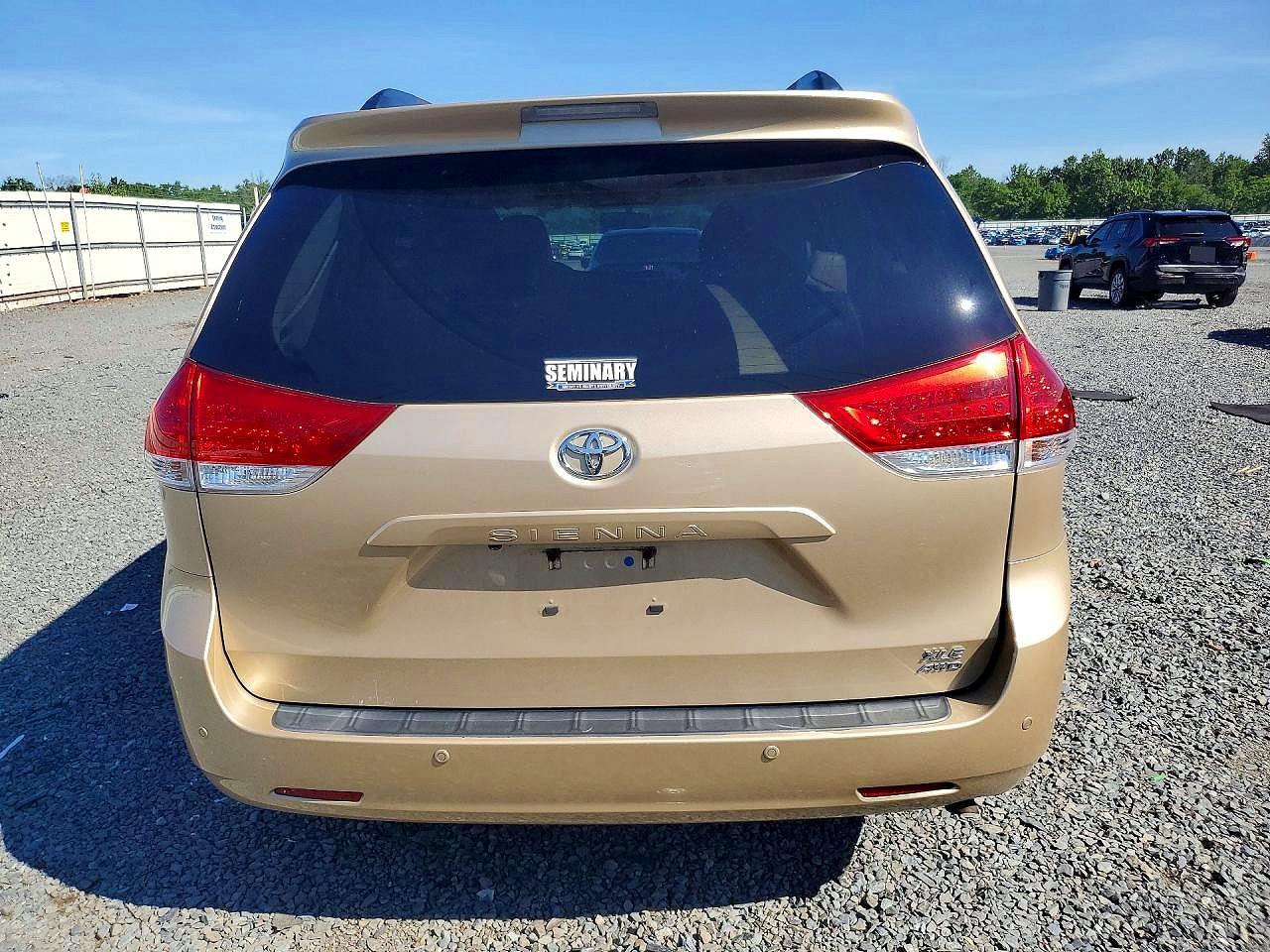 2011 Toyota Sienna Xle 7-passenger Gold vin: 5TDDK3DC1BS001868
