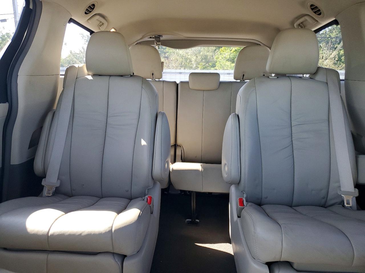 2011 Toyota Sienna Xle 7-passenger Gold vin: 5TDDK3DC1BS001868