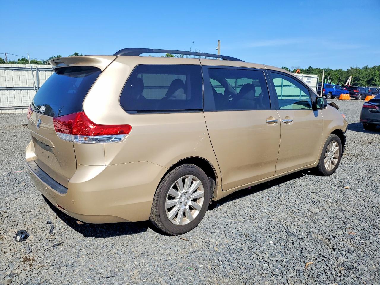 2011 Toyota Sienna Xle 7-passenger Gold vin: 5TDDK3DC1BS001868