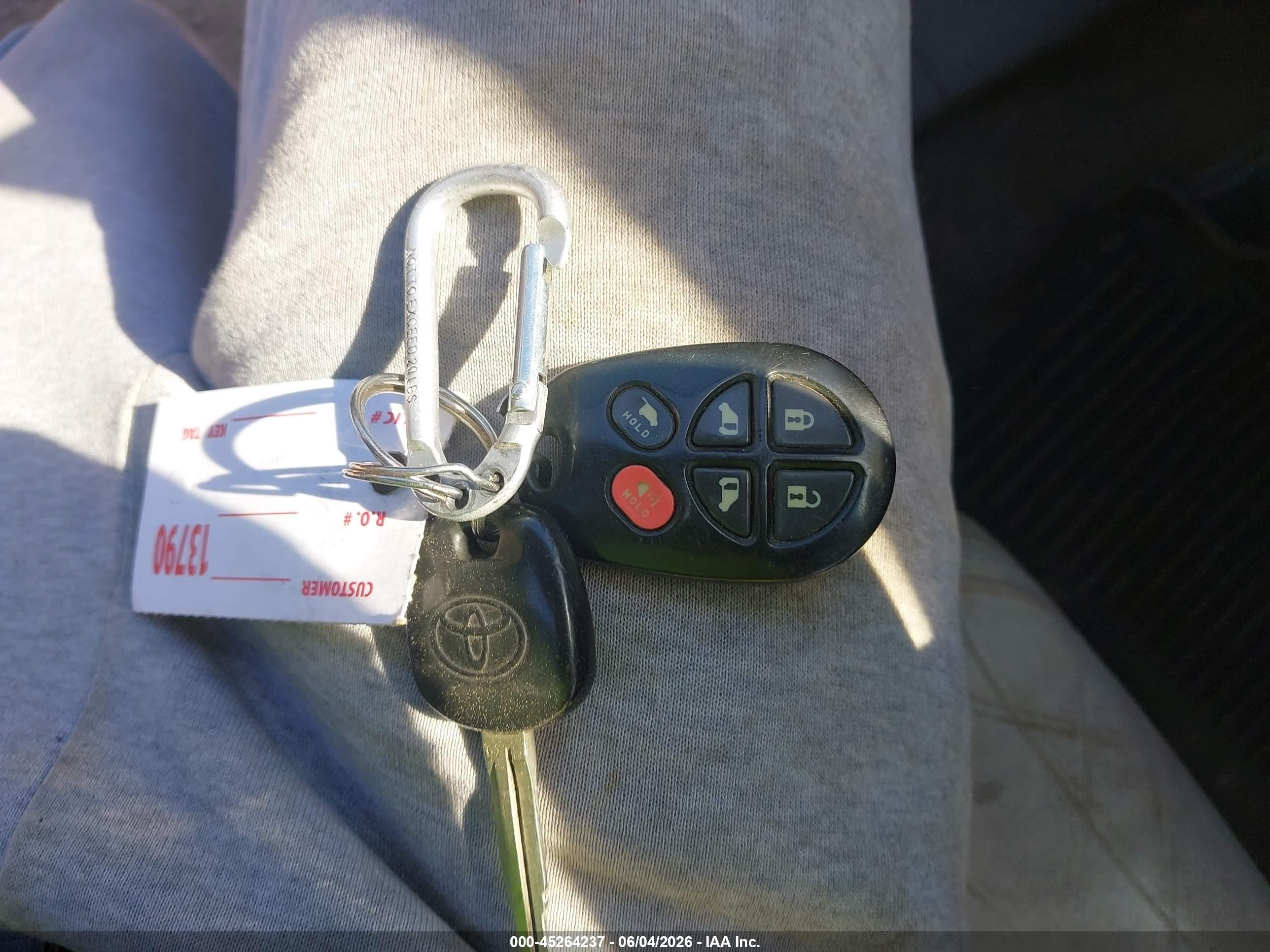 2011 Toyota Sienna Xle Серебряный vin: 5TDDK3DC1BS001904
