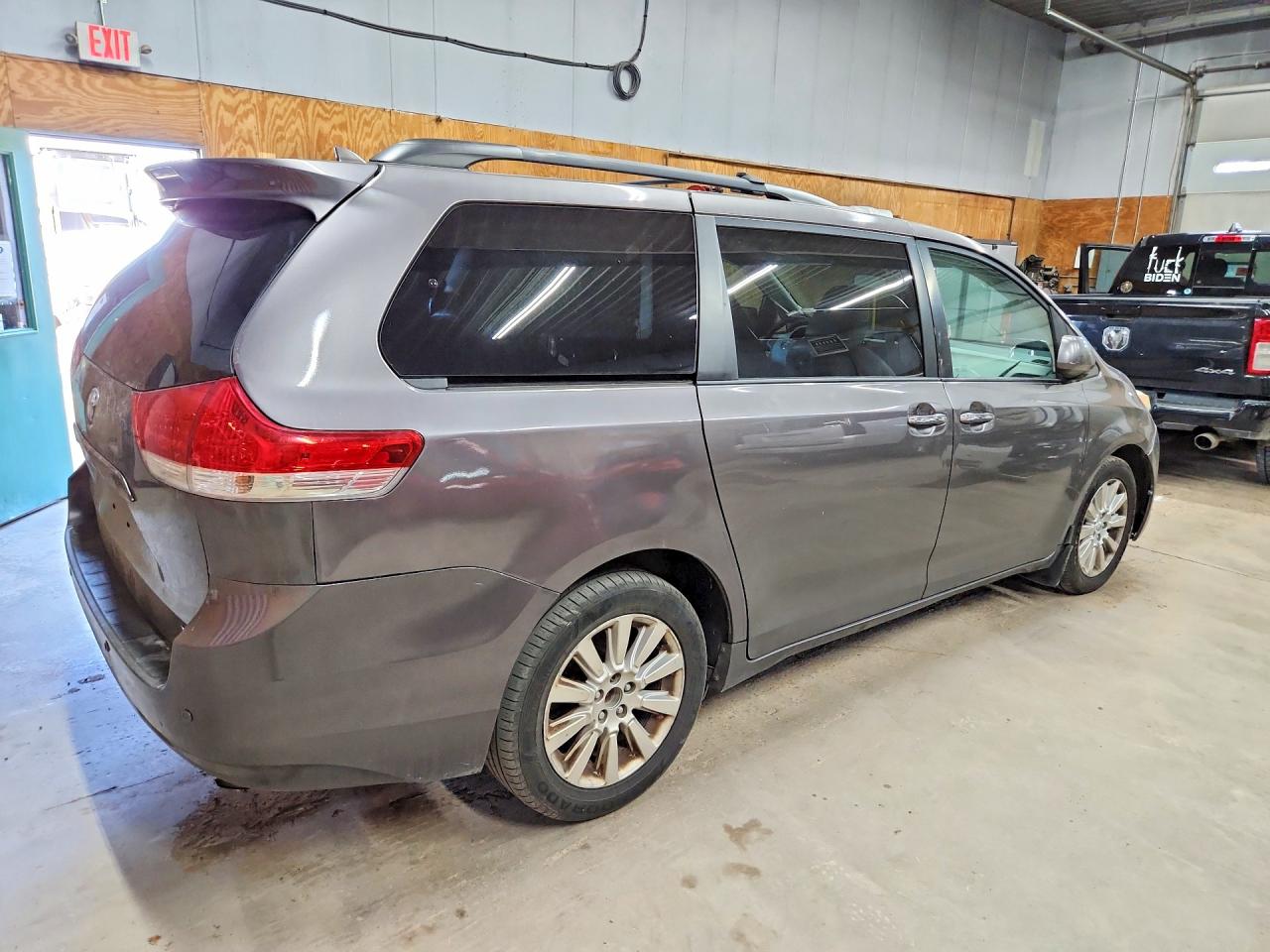 2011 Toyota Sienna Xle 7-passenger Серый vin: 5TDDK3DC1BS007198