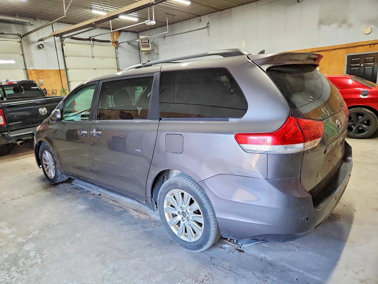 2011 Toyota Sienna Xle 7-passenger Серый vin: 5TDDK3DC1BS007198