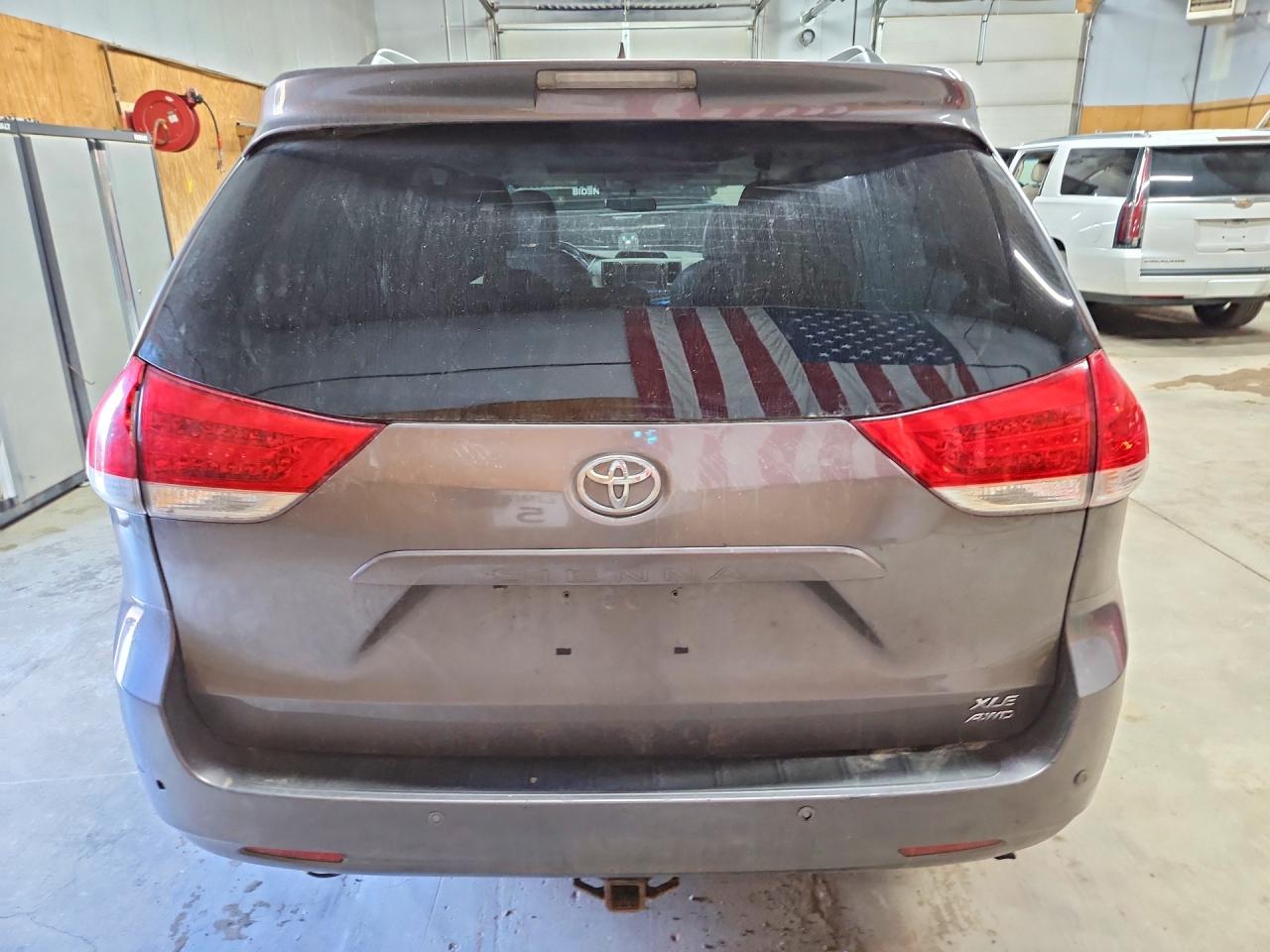 2011 Toyota Sienna Xle 7-passenger Серый vin: 5TDDK3DC1BS007198