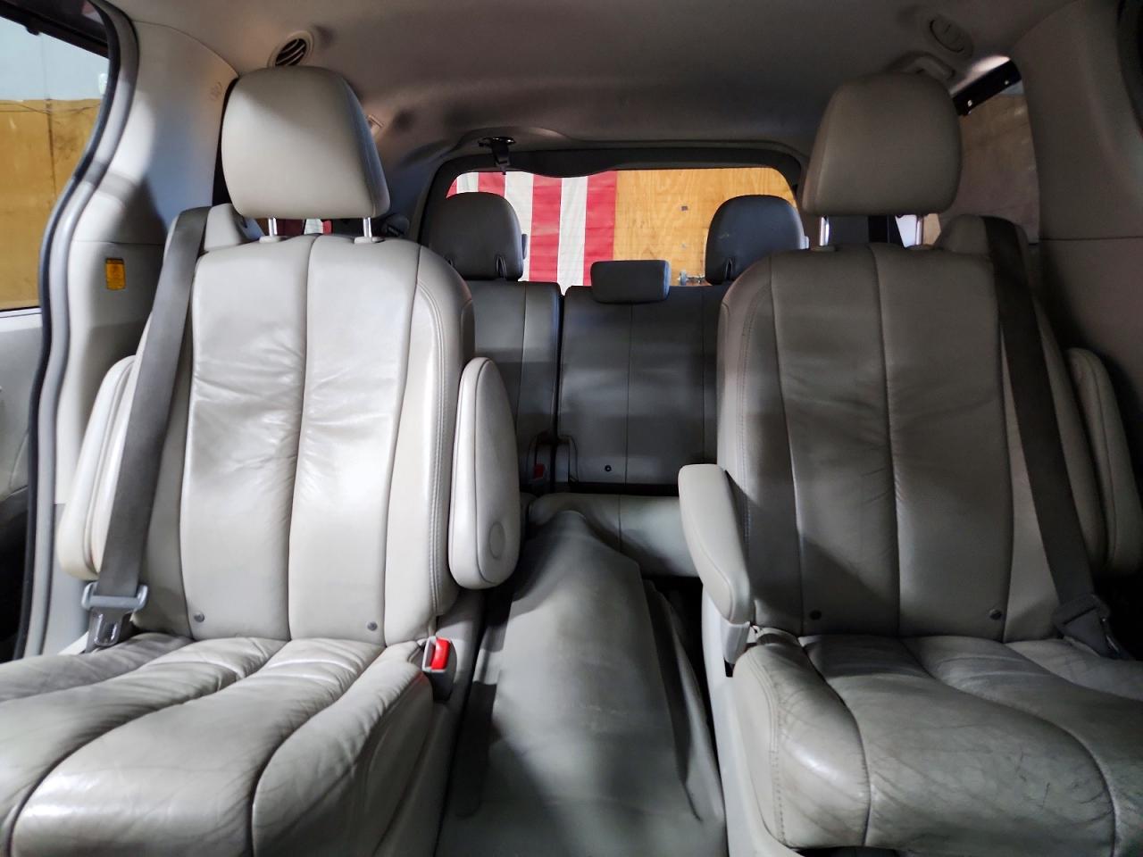 2011 Toyota Sienna Xle 7-passenger Серый vin: 5TDDK3DC1BS007198