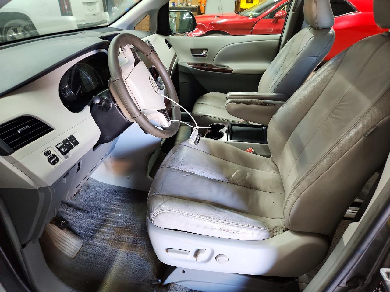 2011 Toyota Sienna Xle 7-passenger Серый vin: 5TDDK3DC1BS007198