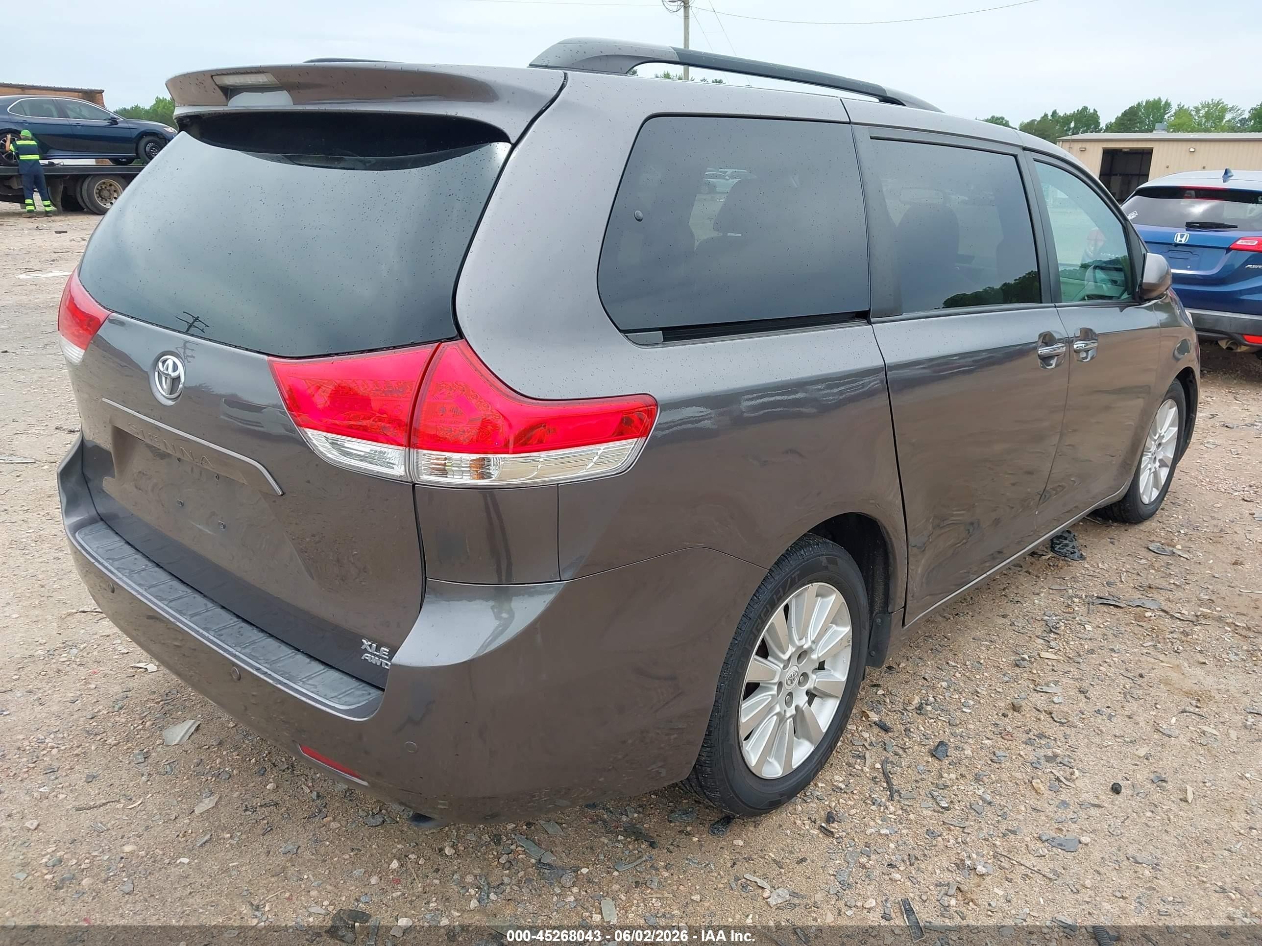 2011 Toyota Sienna Xle Gray vin: 5TDDK3DC1BS008299