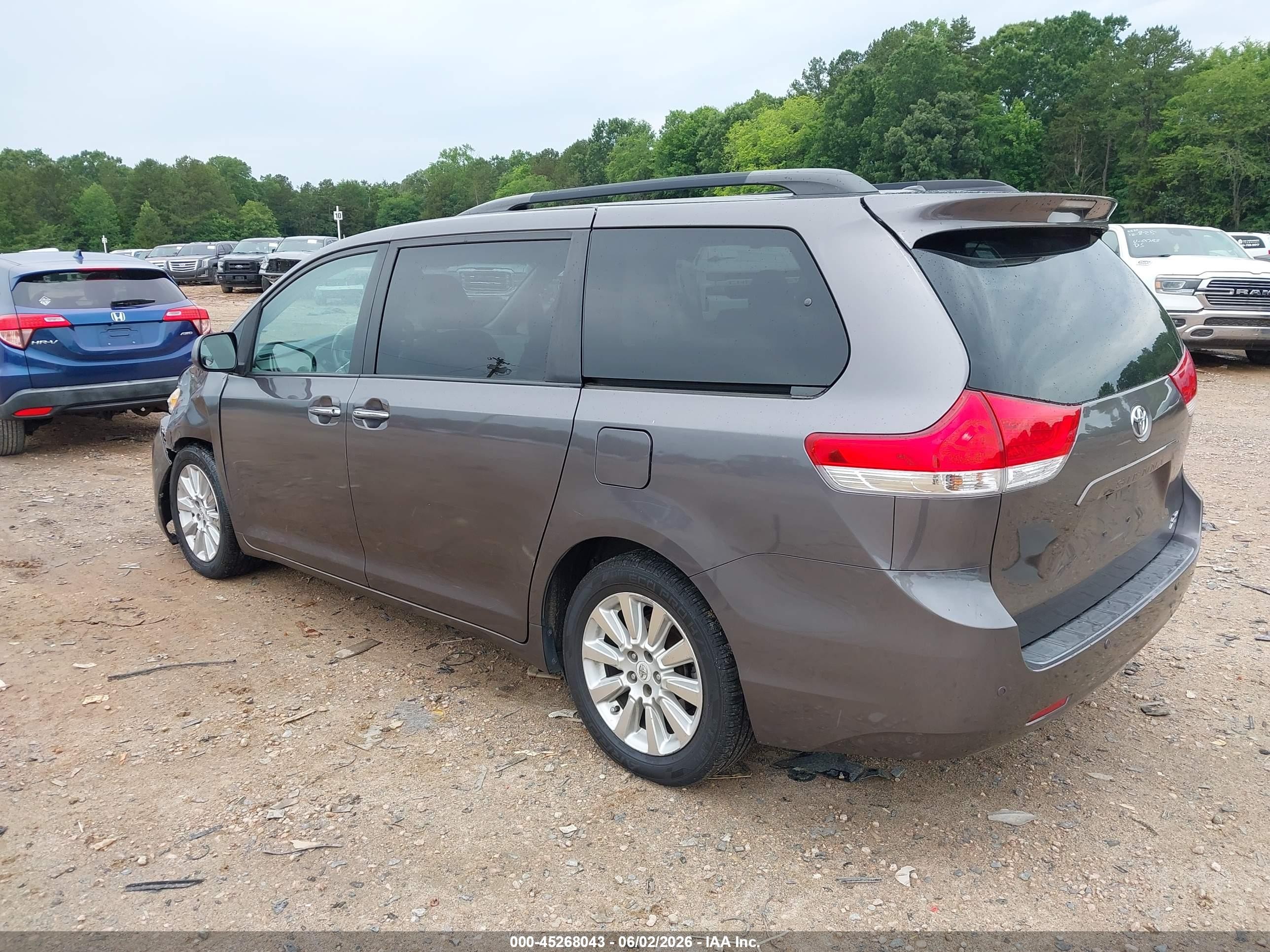 2011 Toyota Sienna Xle Gray vin: 5TDDK3DC1BS008299