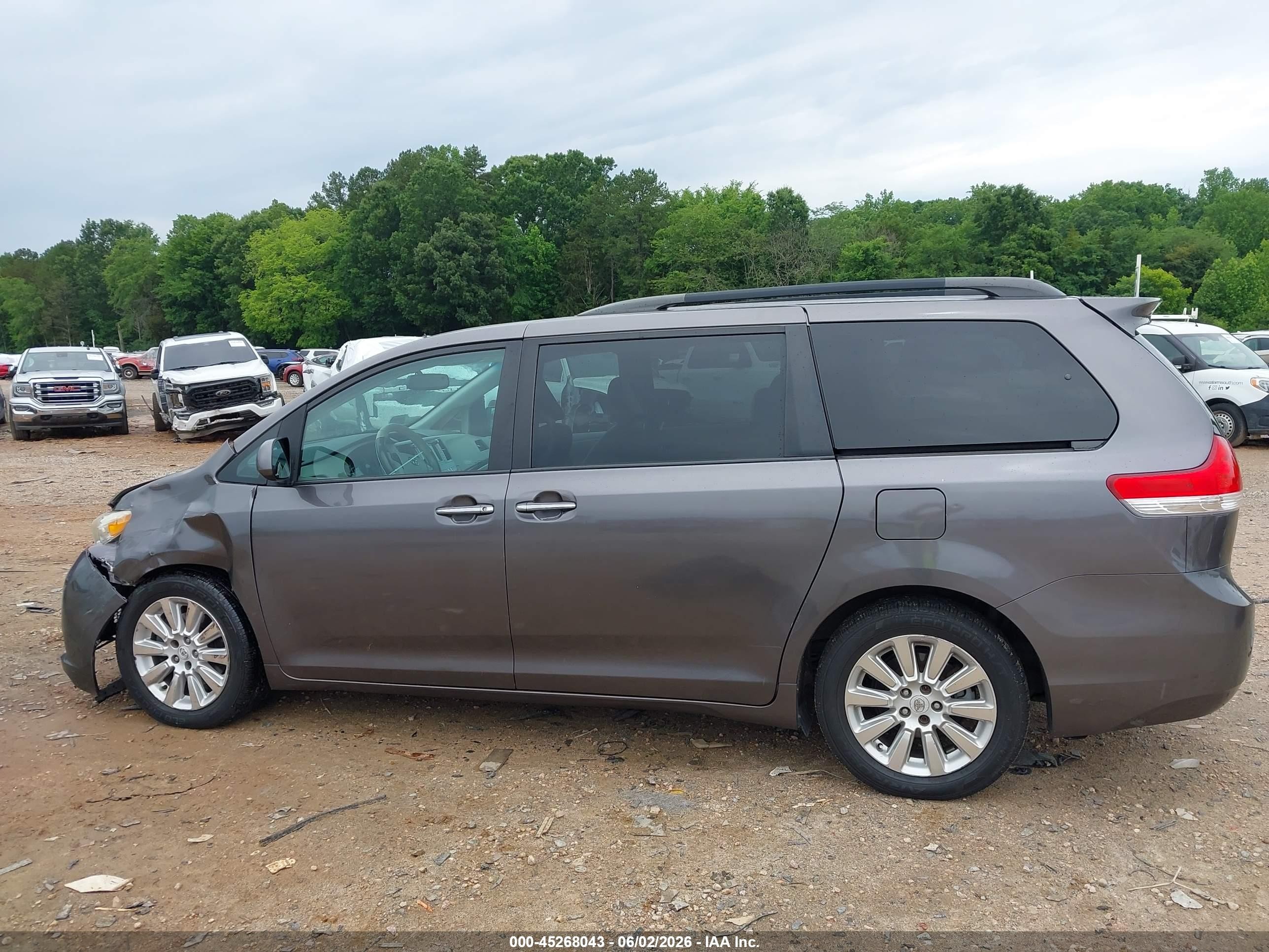 2011 Toyota Sienna Xle Gray vin: 5TDDK3DC1BS008299