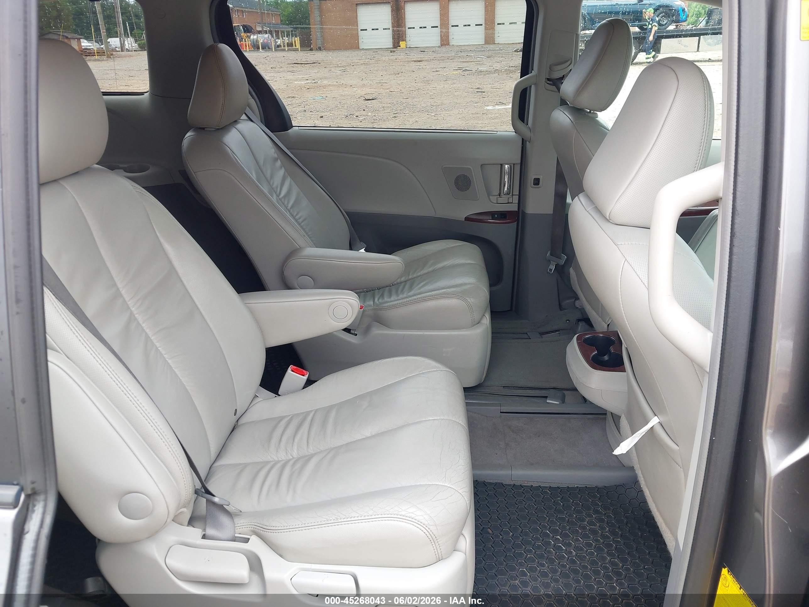 2011 Toyota Sienna Xle Gray vin: 5TDDK3DC1BS008299