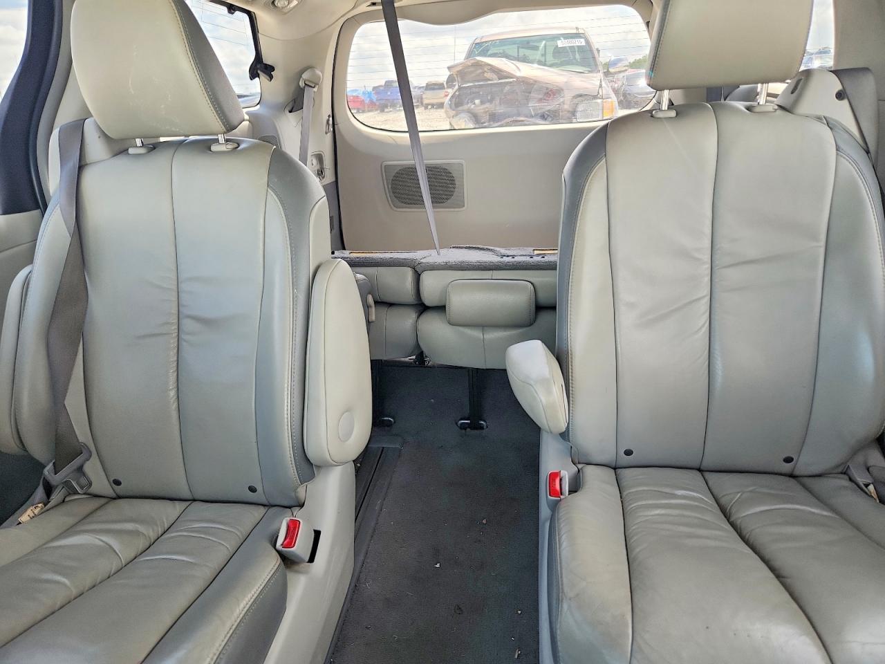 2011 Toyota Sienna Limited 7-passenger Silver vin: 5TDDK3DC1BS011817