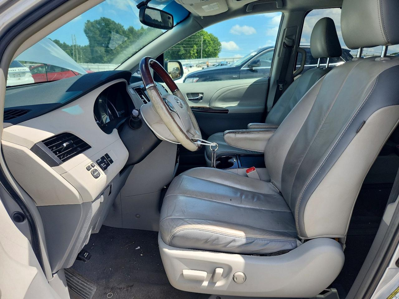 2011 Toyota Sienna Limited 7-passenger Silver vin: 5TDDK3DC1BS011817