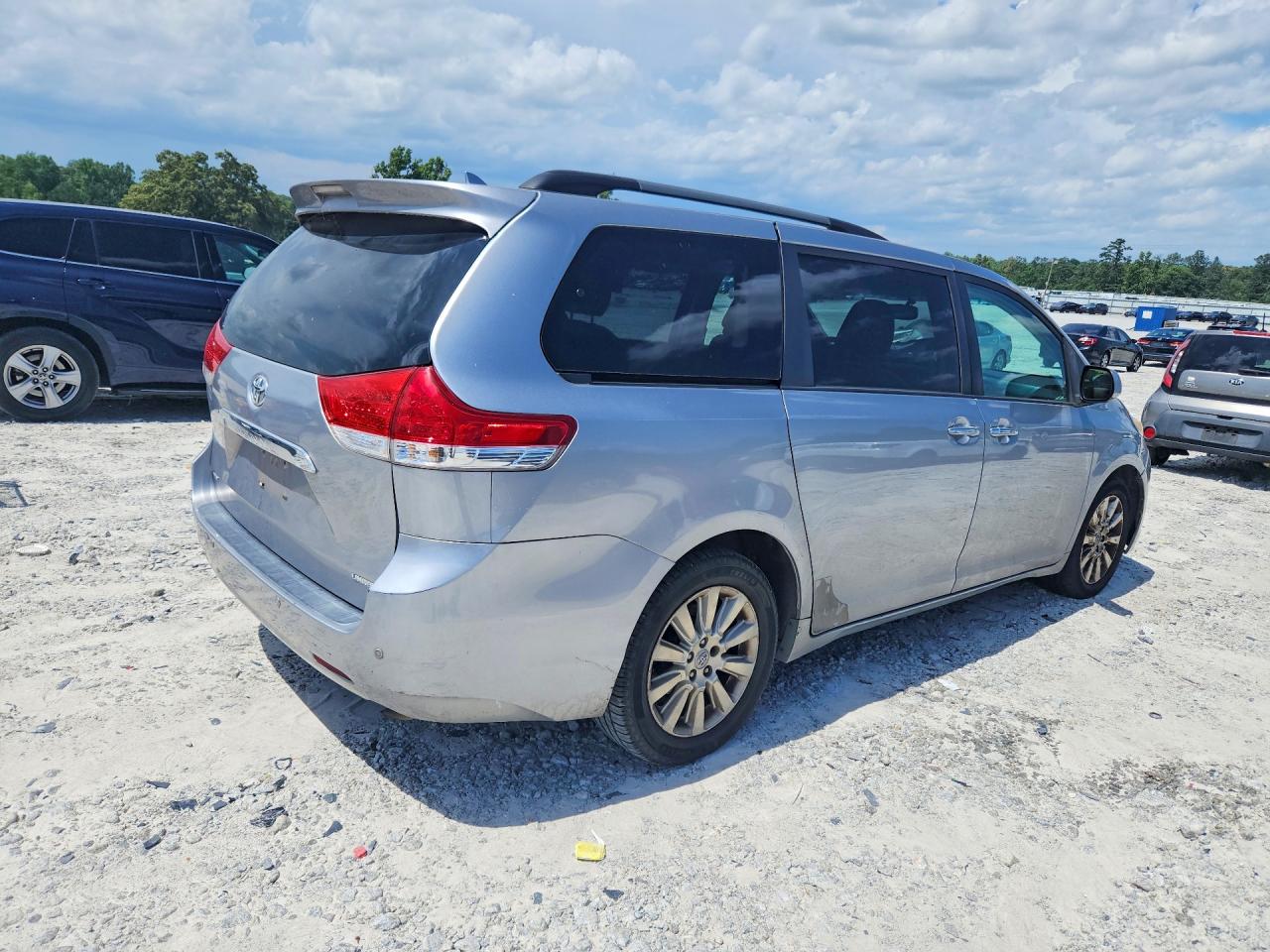2011 Toyota Sienna Limited 7-passenger Silver vin: 5TDDK3DC1BS011817