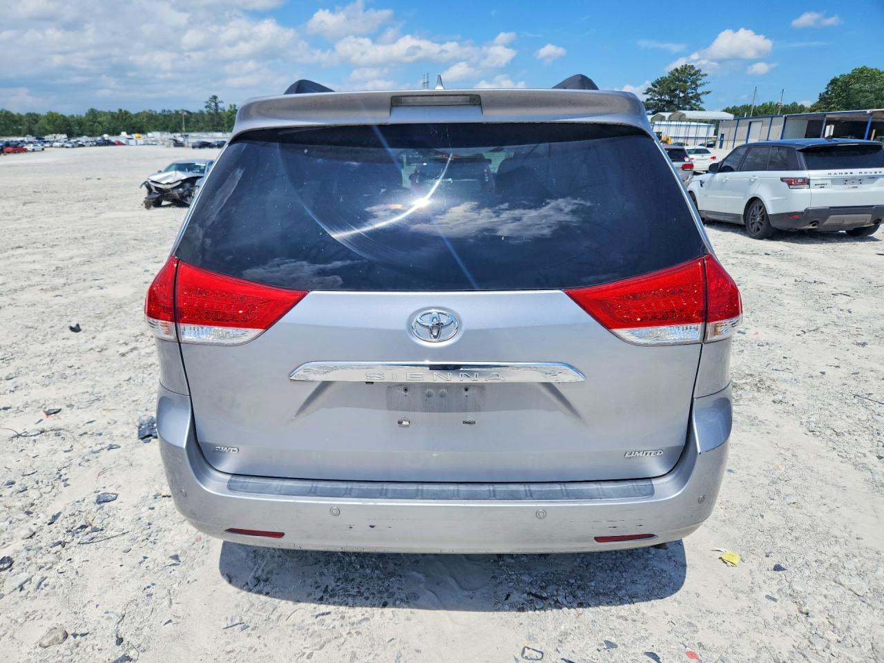 2011 Toyota Sienna Limited 7-passenger Silver vin: 5TDDK3DC1BS011817