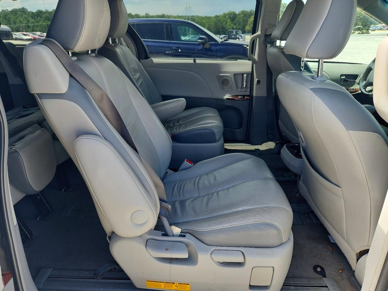 2011 Toyota Sienna Limited 7-passenger Silver vin: 5TDDK3DC1BS011817
