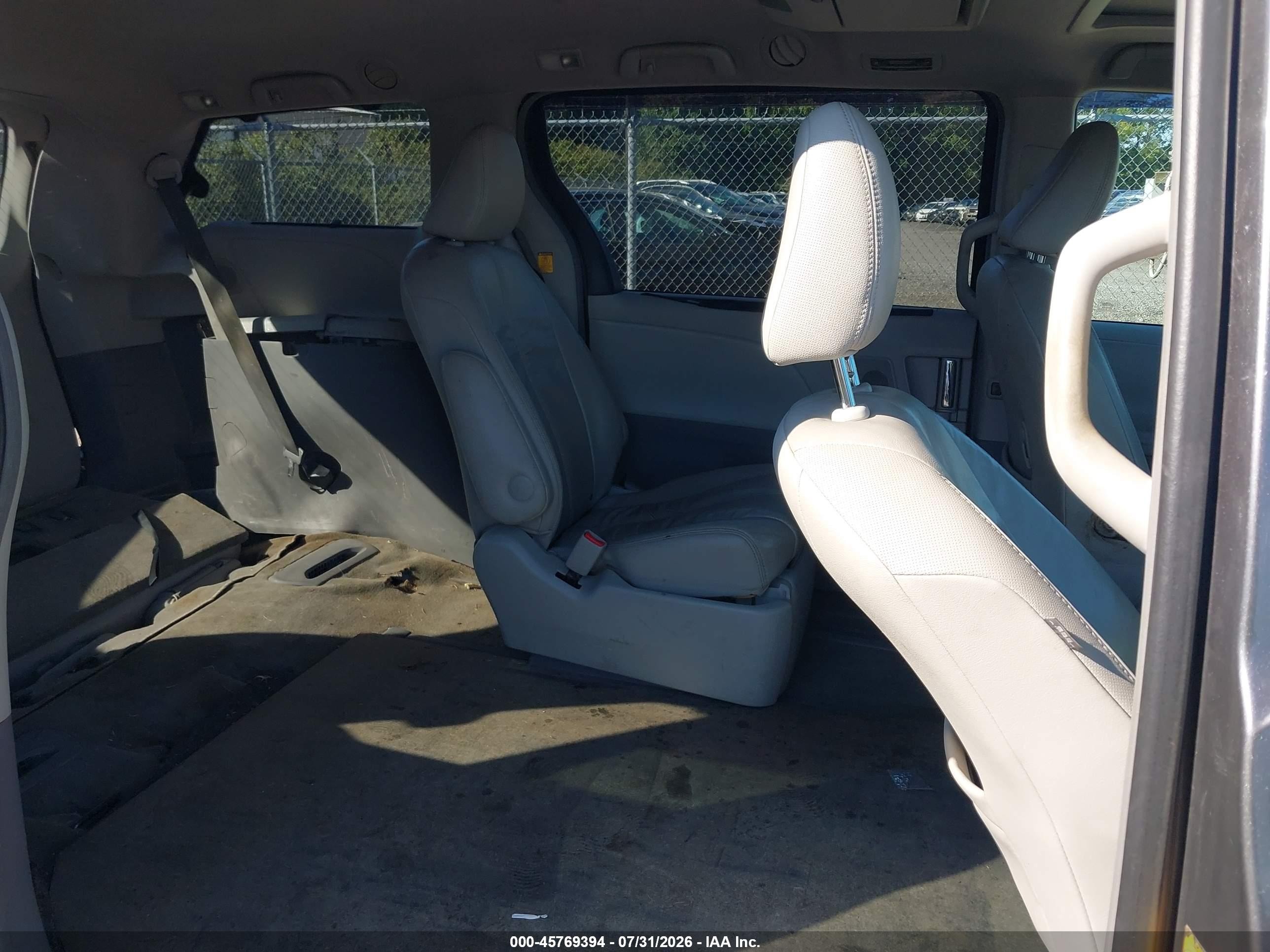 2011 Toyota Sienna Xle Gray vin: 5TDDK3DC1BS020534