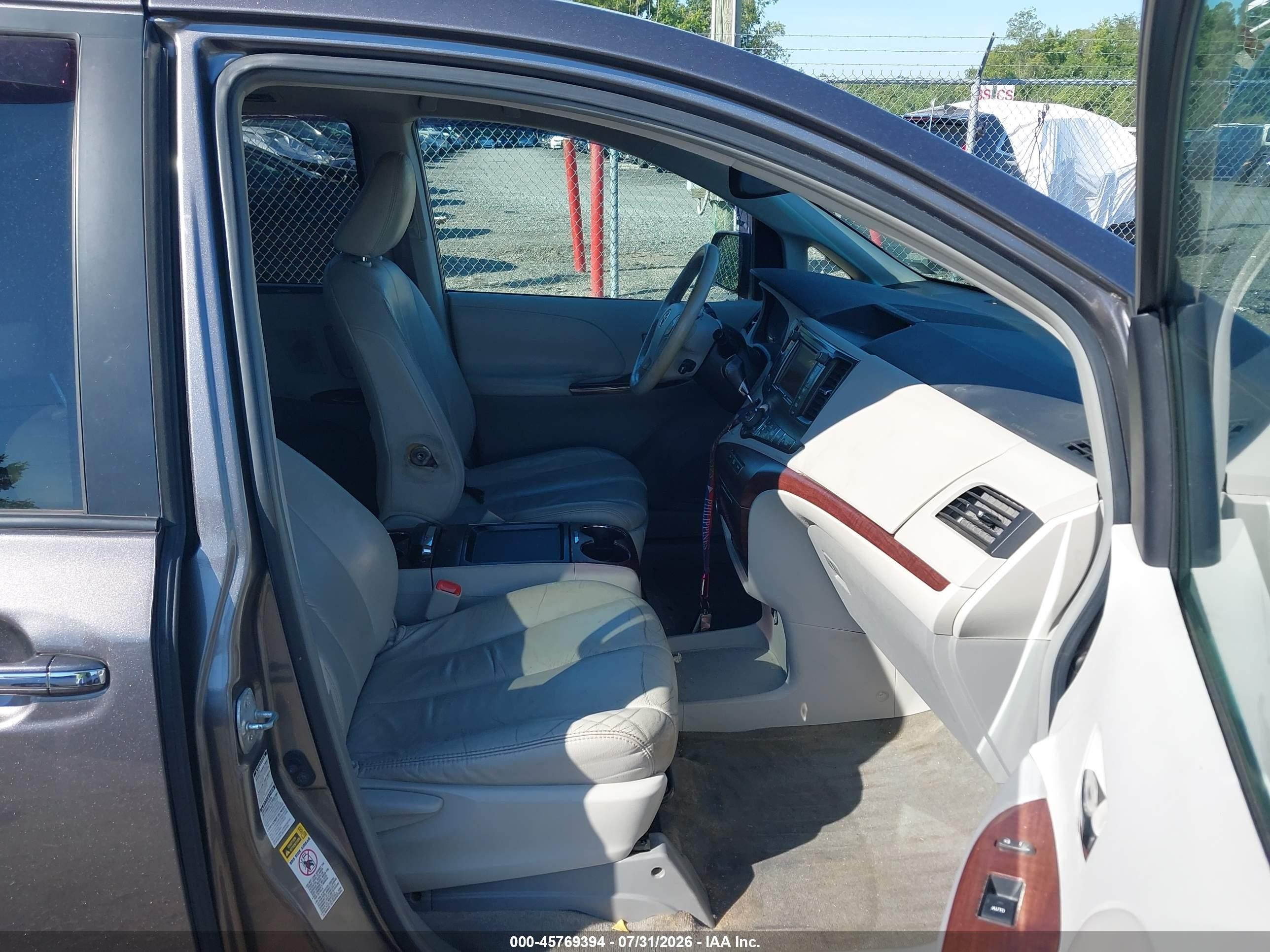 2011 Toyota Sienna Xle Gray vin: 5TDDK3DC1BS020534