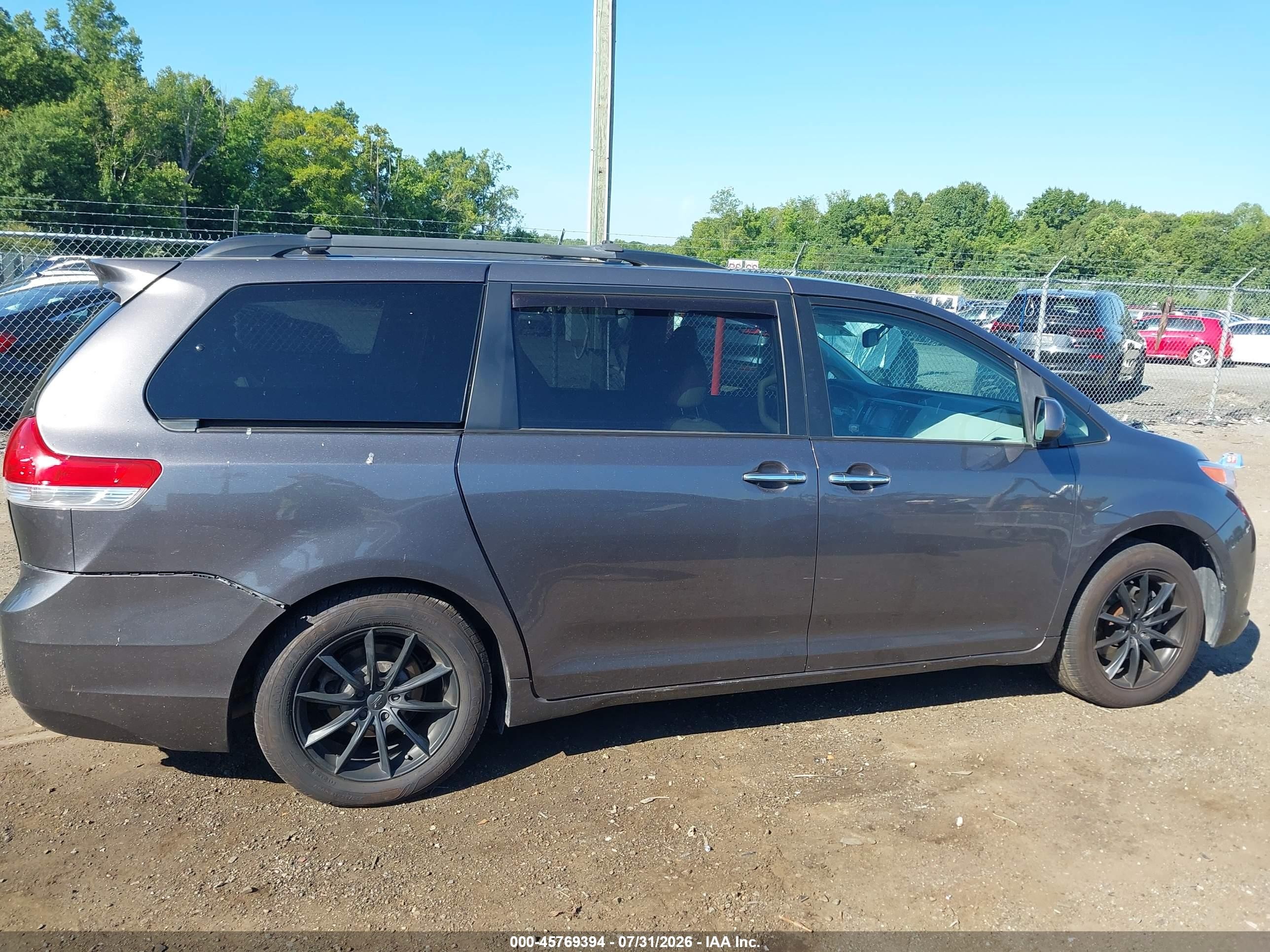 2011 Toyota Sienna Xle Gray vin: 5TDDK3DC1BS020534