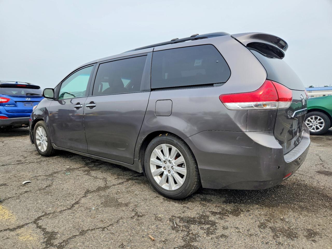 2011 Toyota Sienna Limited 7-passenger Серый vin: 5TDDK3DC1BS021912