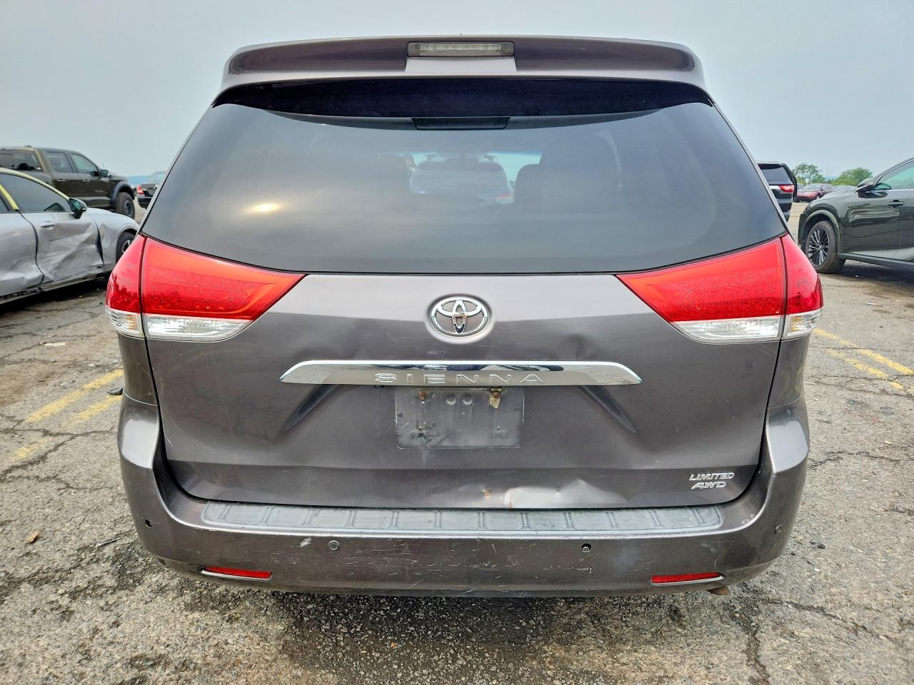 2011 Toyota Sienna Limited 7-passenger Серый vin: 5TDDK3DC1BS021912