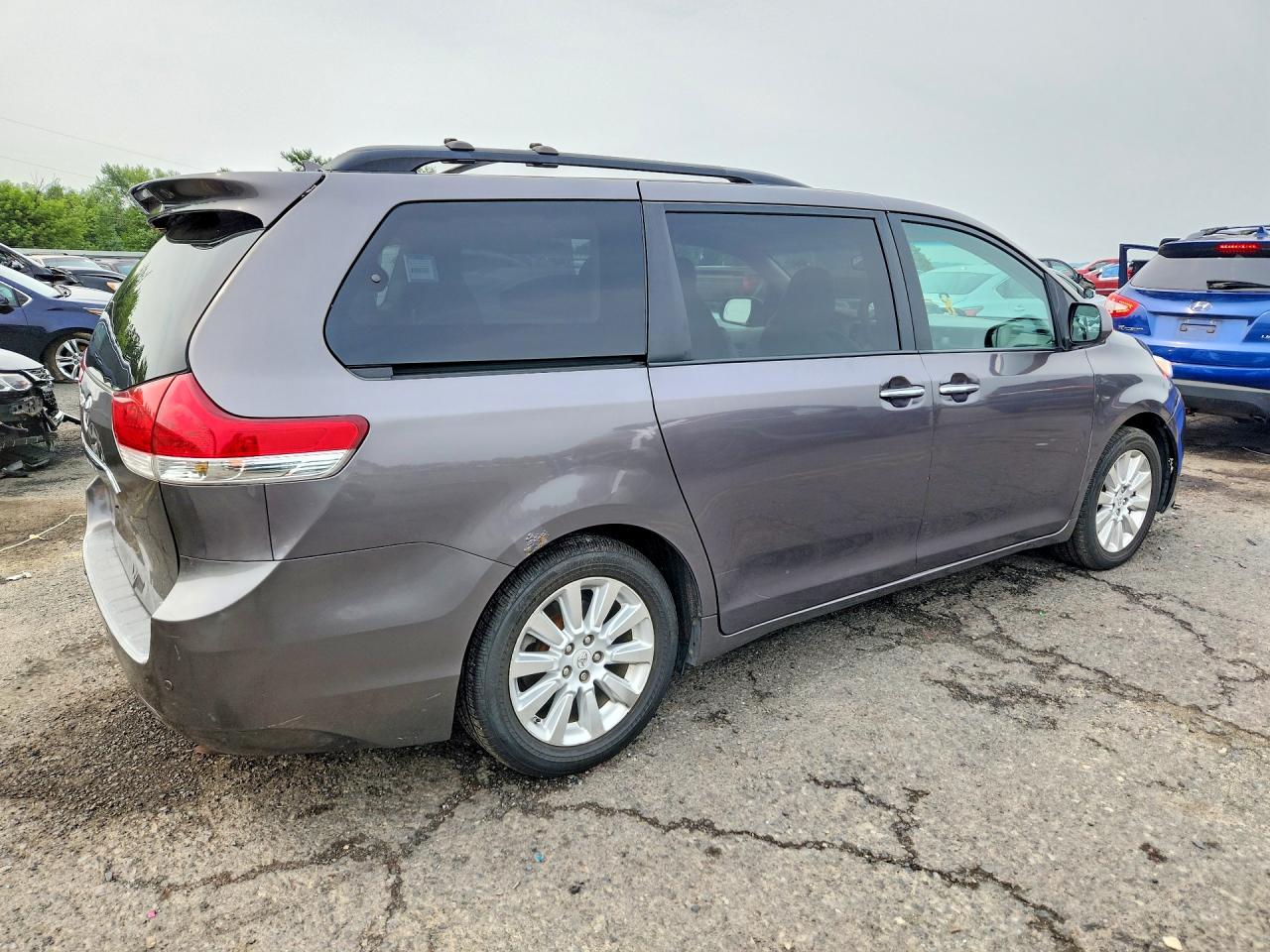 2011 Toyota Sienna Limited 7-passenger Серый vin: 5TDDK3DC1BS021912