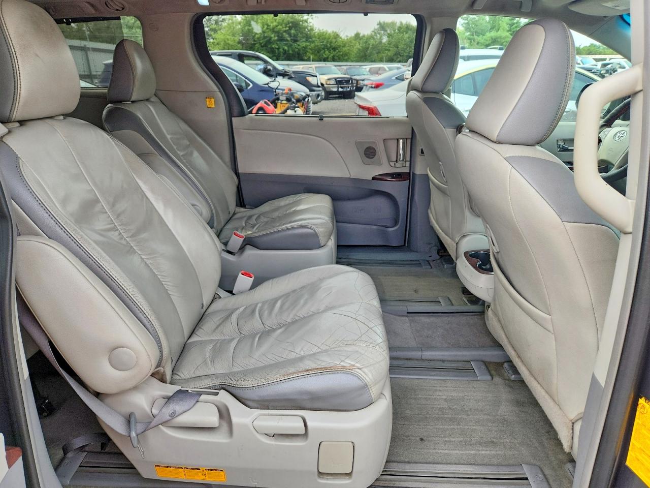 2011 Toyota Sienna Limited 7-passenger Серый vin: 5TDDK3DC1BS021912