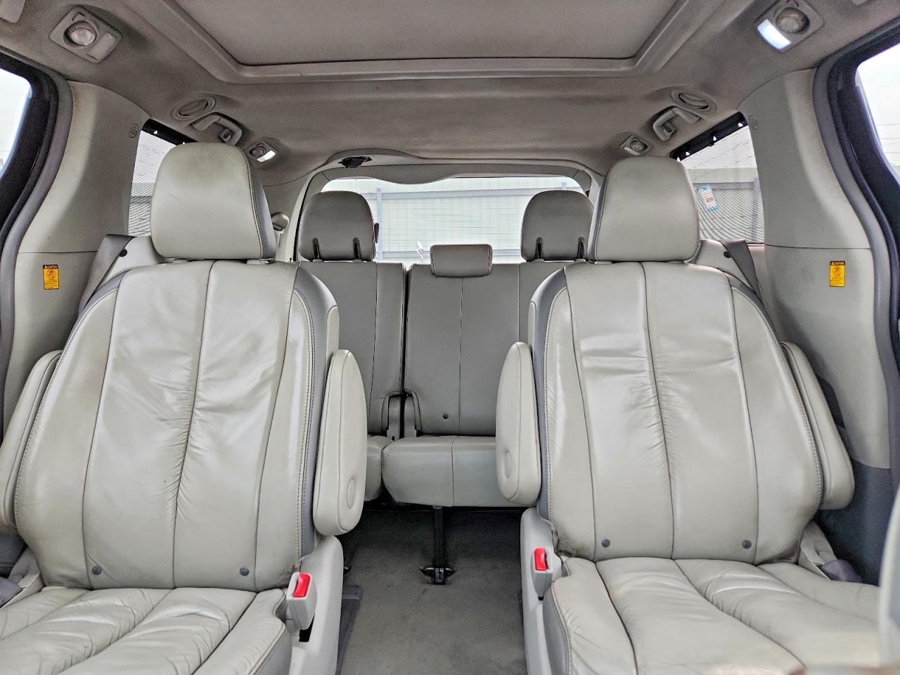 2011 Toyota Sienna Limited 7-passenger Серый vin: 5TDDK3DC1BS021912