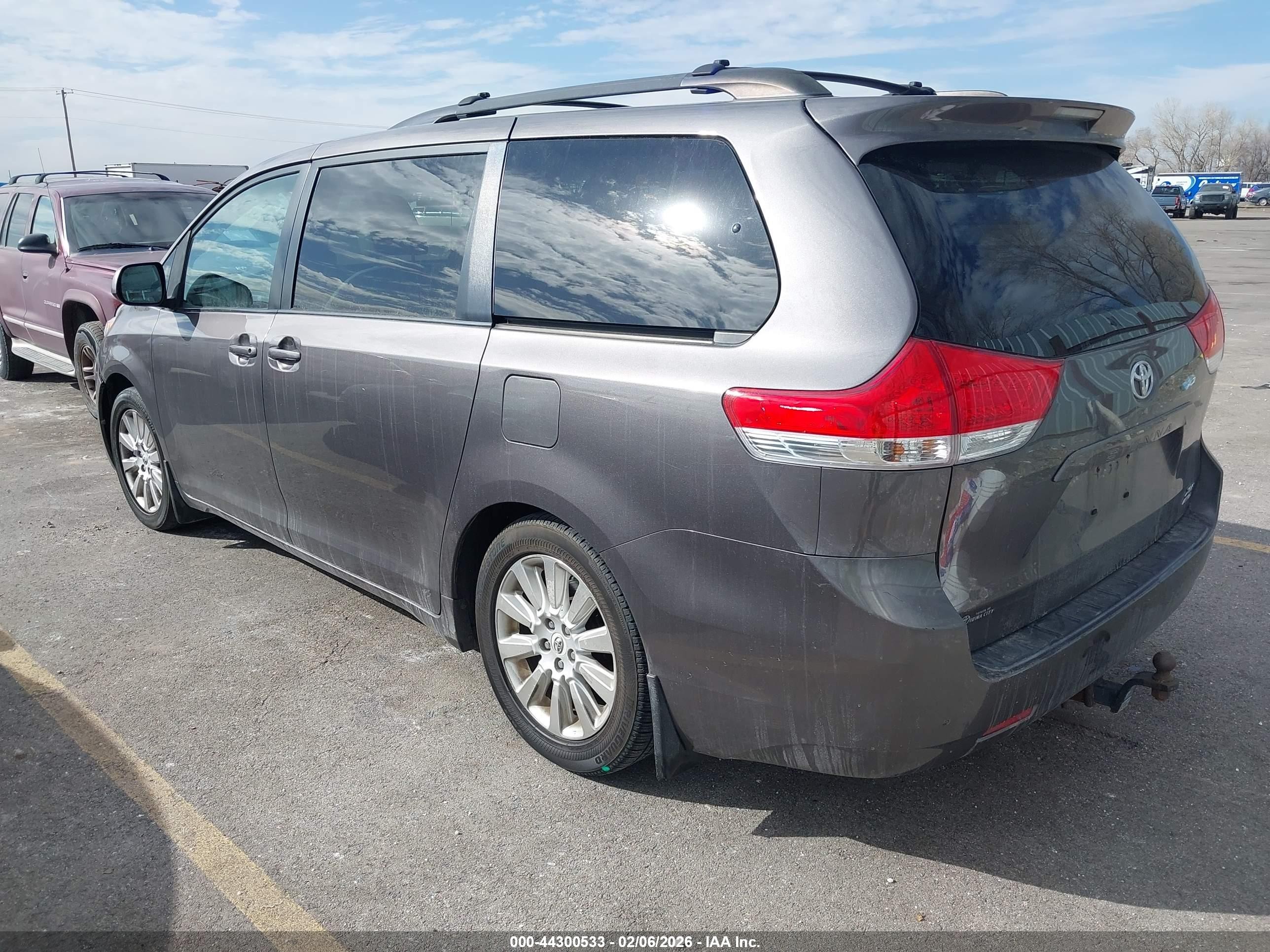 2012 Toyota Sienna Xle 7 Passenger Gray vin: 5TDDK3DC1CS031857