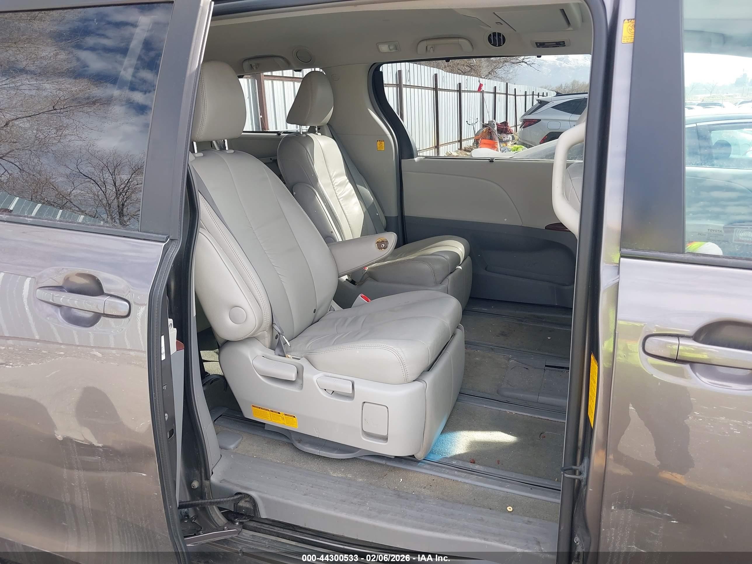 2012 Toyota Sienna Xle 7 Passenger Gray vin: 5TDDK3DC1CS031857