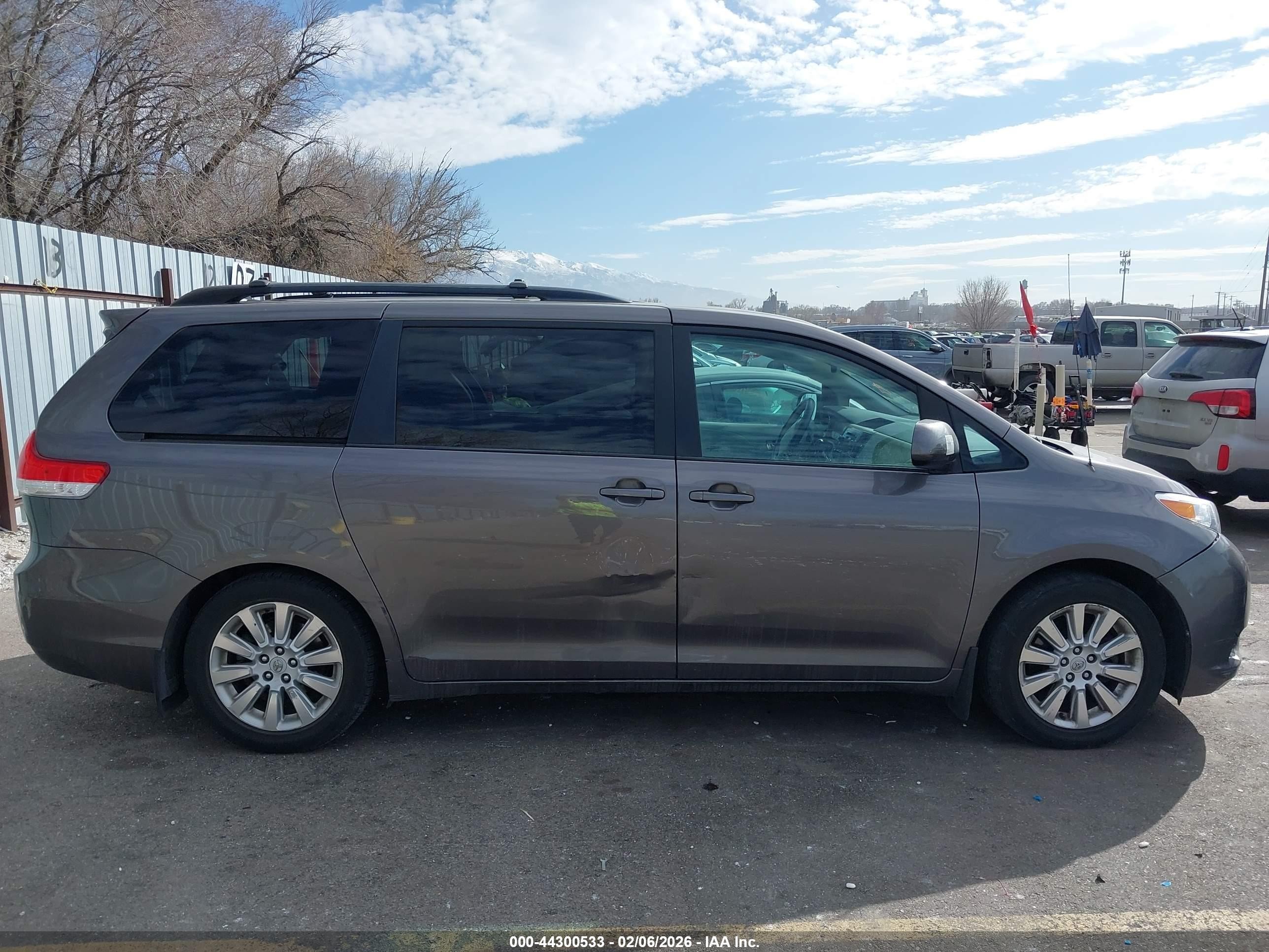 2012 Toyota Sienna Xle 7 Passenger Gray vin: 5TDDK3DC1CS031857