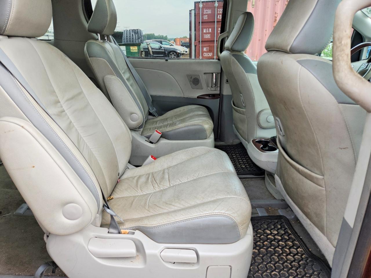 2012 Toyota Sienna Limited 7-passenger Red vin: 5TDDK3DC1CS035861