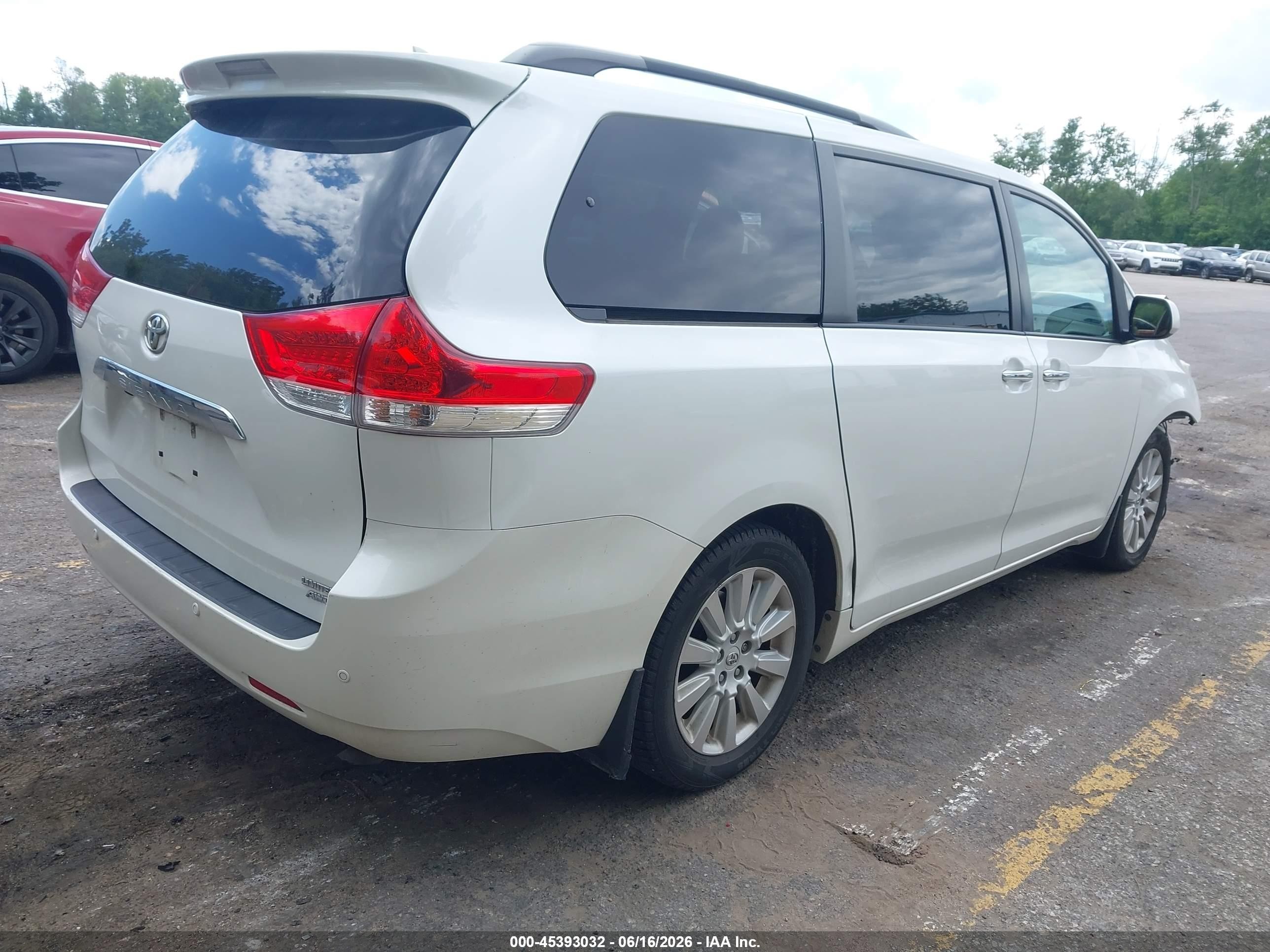 2012 Toyota Sienna Limited 7 Passenger White vin: 5TDDK3DC1CS047413