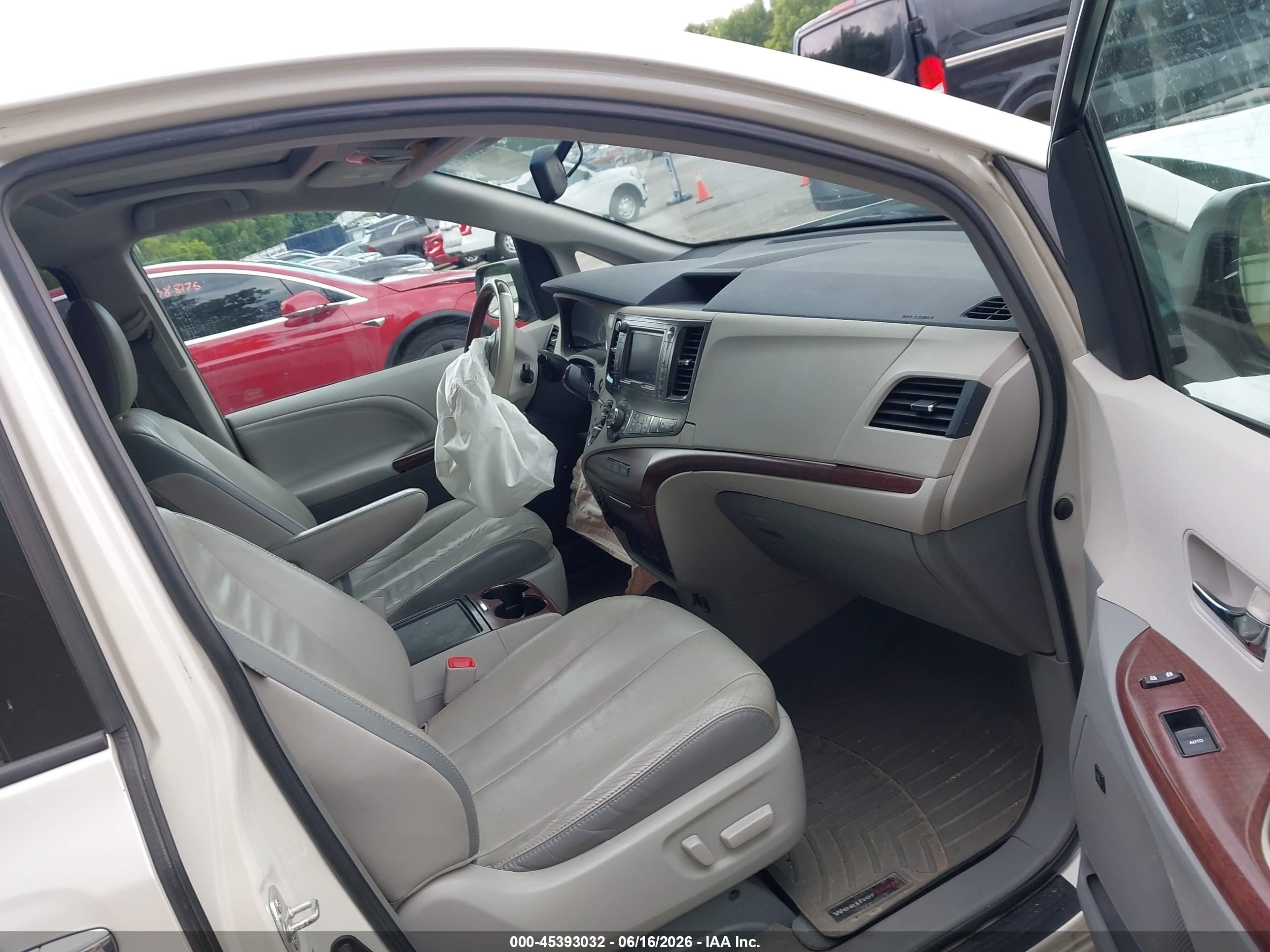 2012 Toyota Sienna Limited 7 Passenger White vin: 5TDDK3DC1CS047413