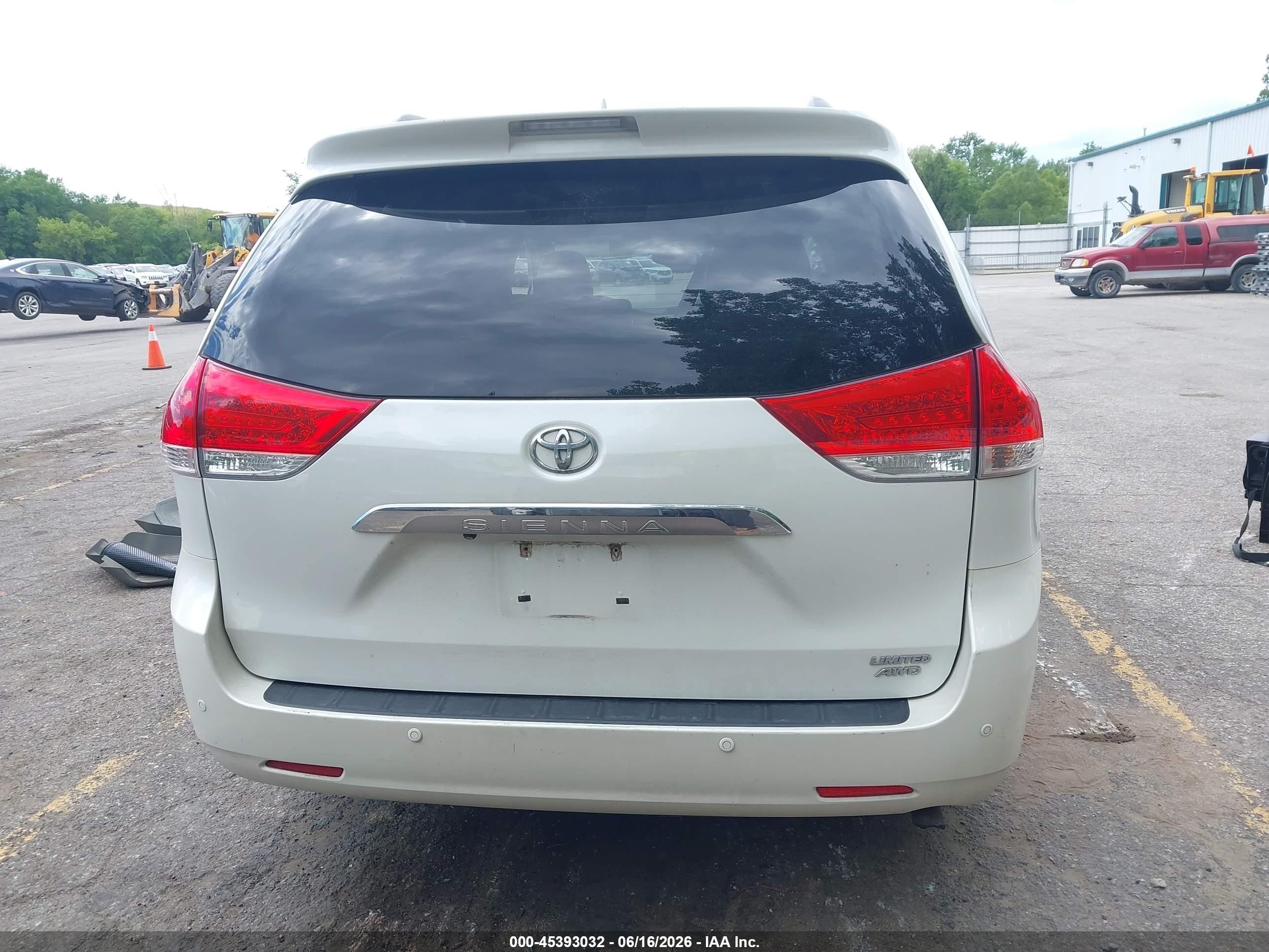 2012 Toyota Sienna Limited 7 Passenger White vin: 5TDDK3DC1CS047413