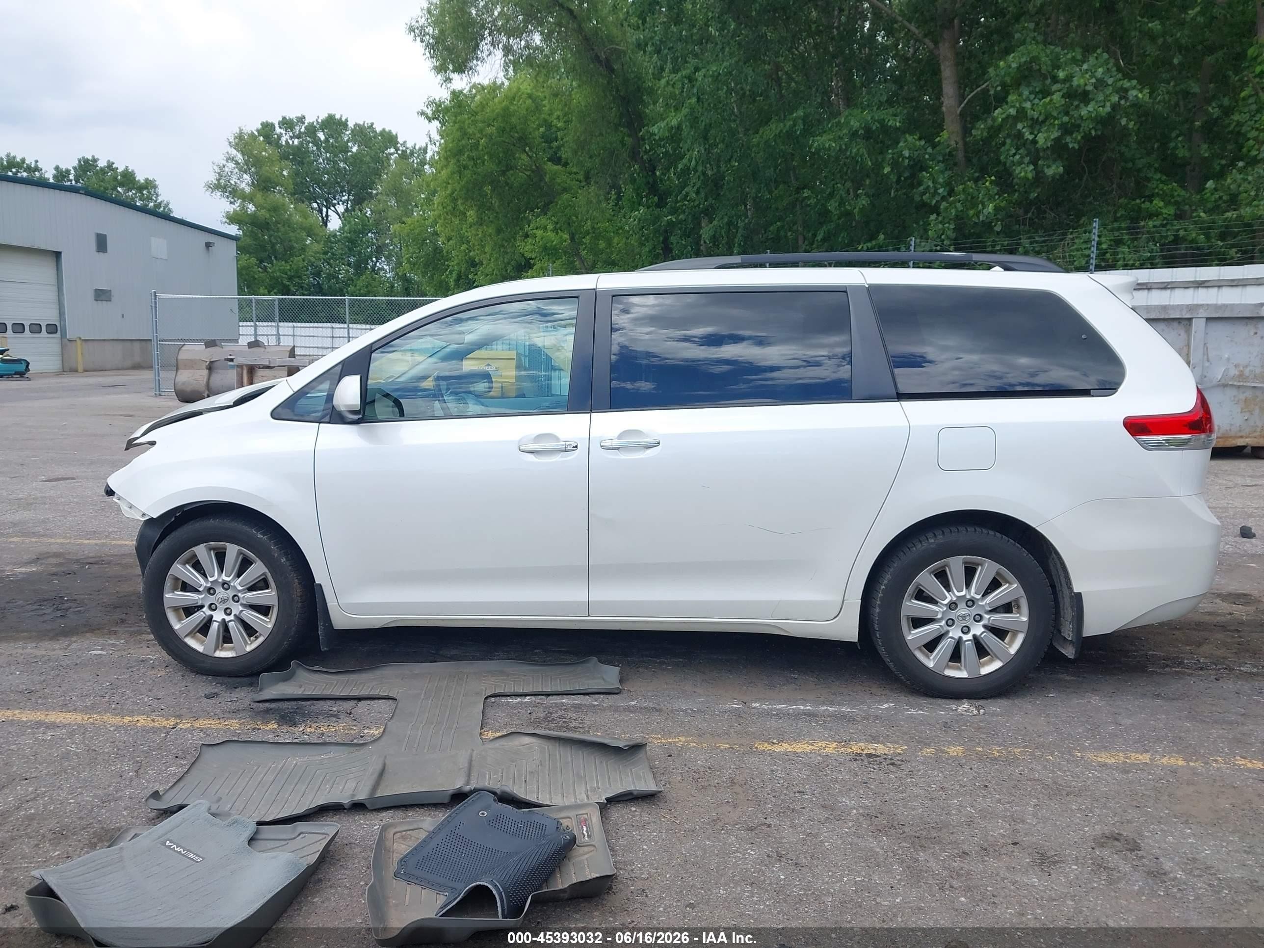 2012 Toyota Sienna Limited 7 Passenger White vin: 5TDDK3DC1CS047413