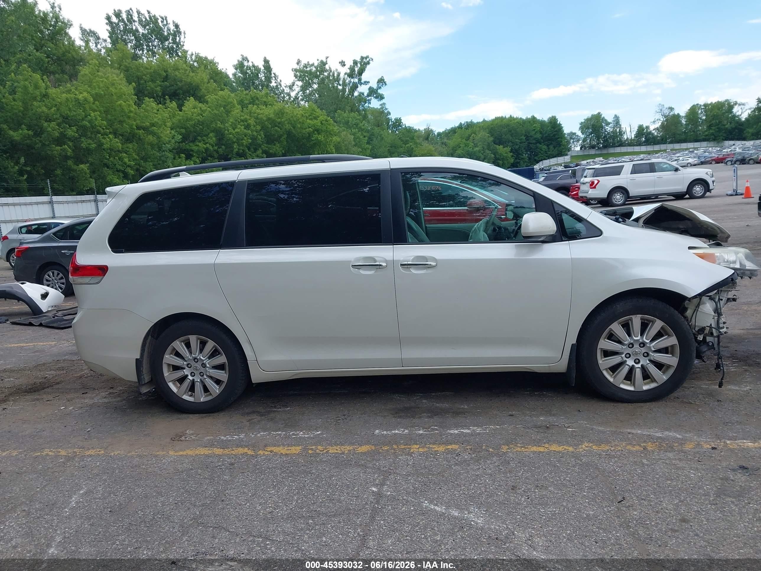 2012 Toyota Sienna Limited 7 Passenger White vin: 5TDDK3DC1CS047413