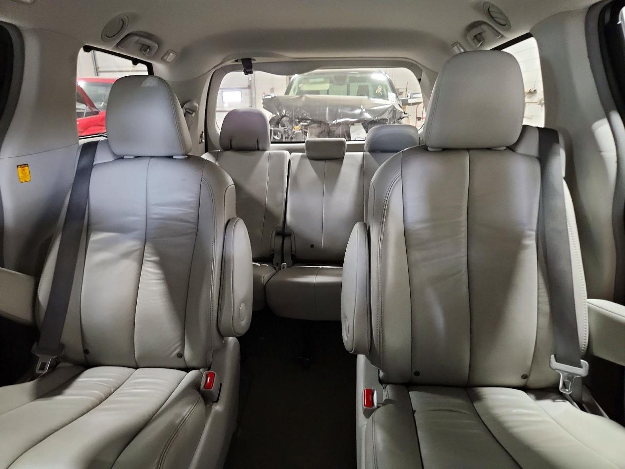 2013 Toyota Sienna Xle 7-passenger Серый vin: 5TDDK3DC1DS065475