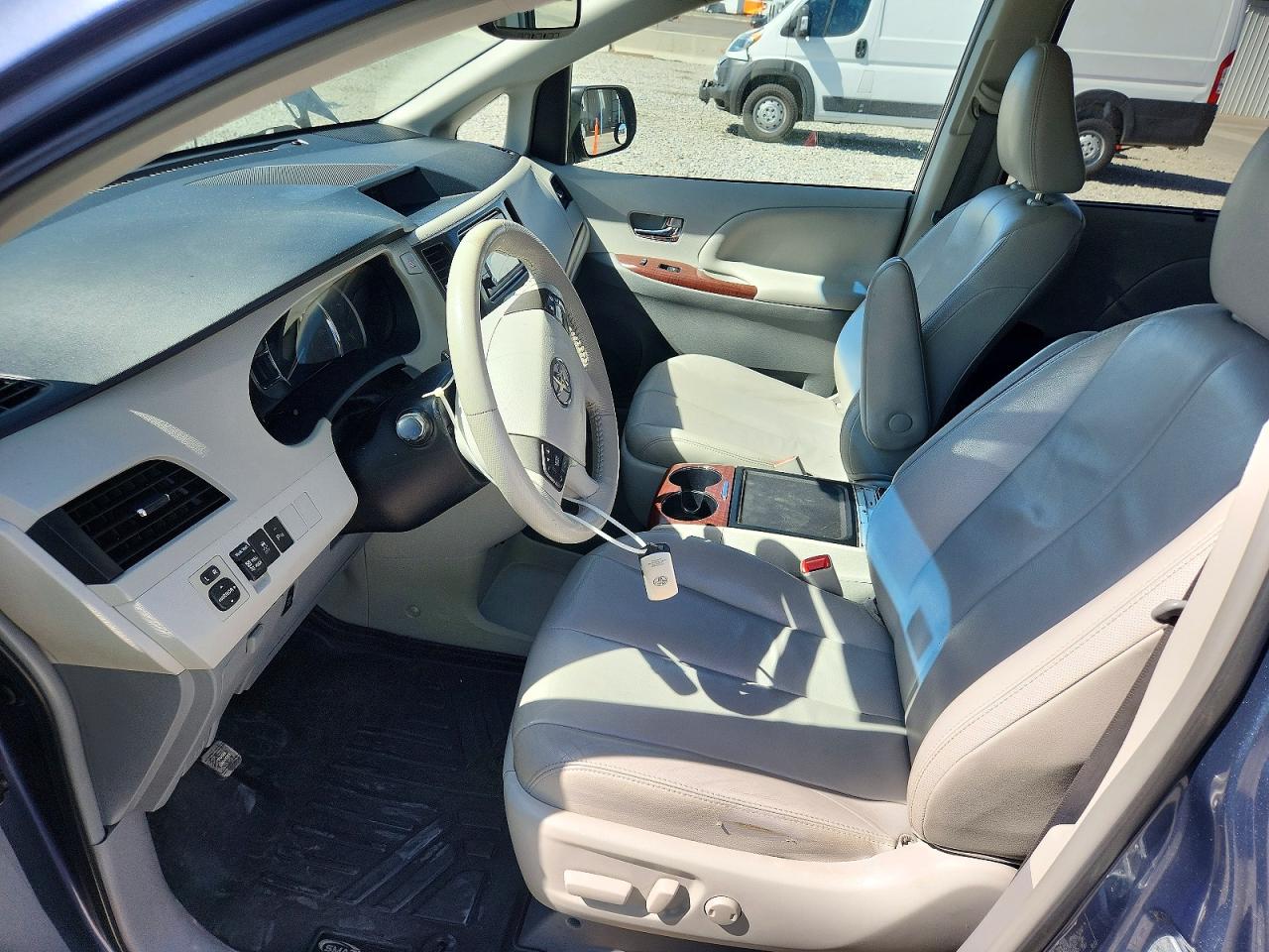 2013 Toyota Sienna Xle 7-passenger Blue vin: 5TDDK3DC1DS065900