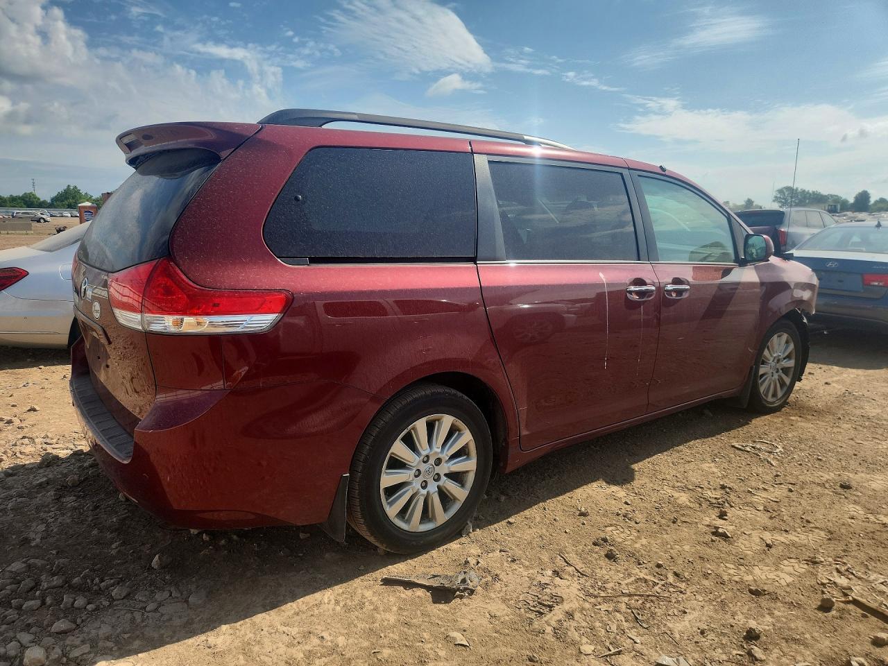 2014 Toyota Sienna Xle 7-passenger Burgundy vin: 5TDDK3DC1ES080625