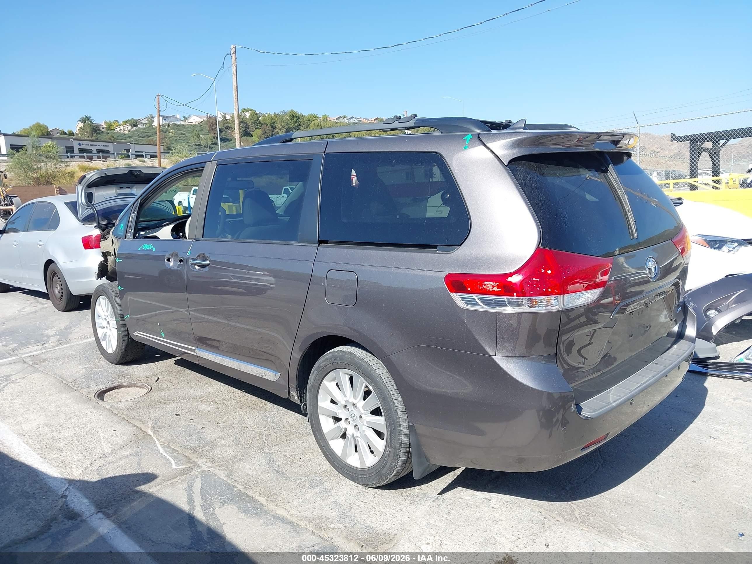 2014 Toyota Sienna Xle 7 Passenger Серый vin: 5TDDK3DC1ES084352