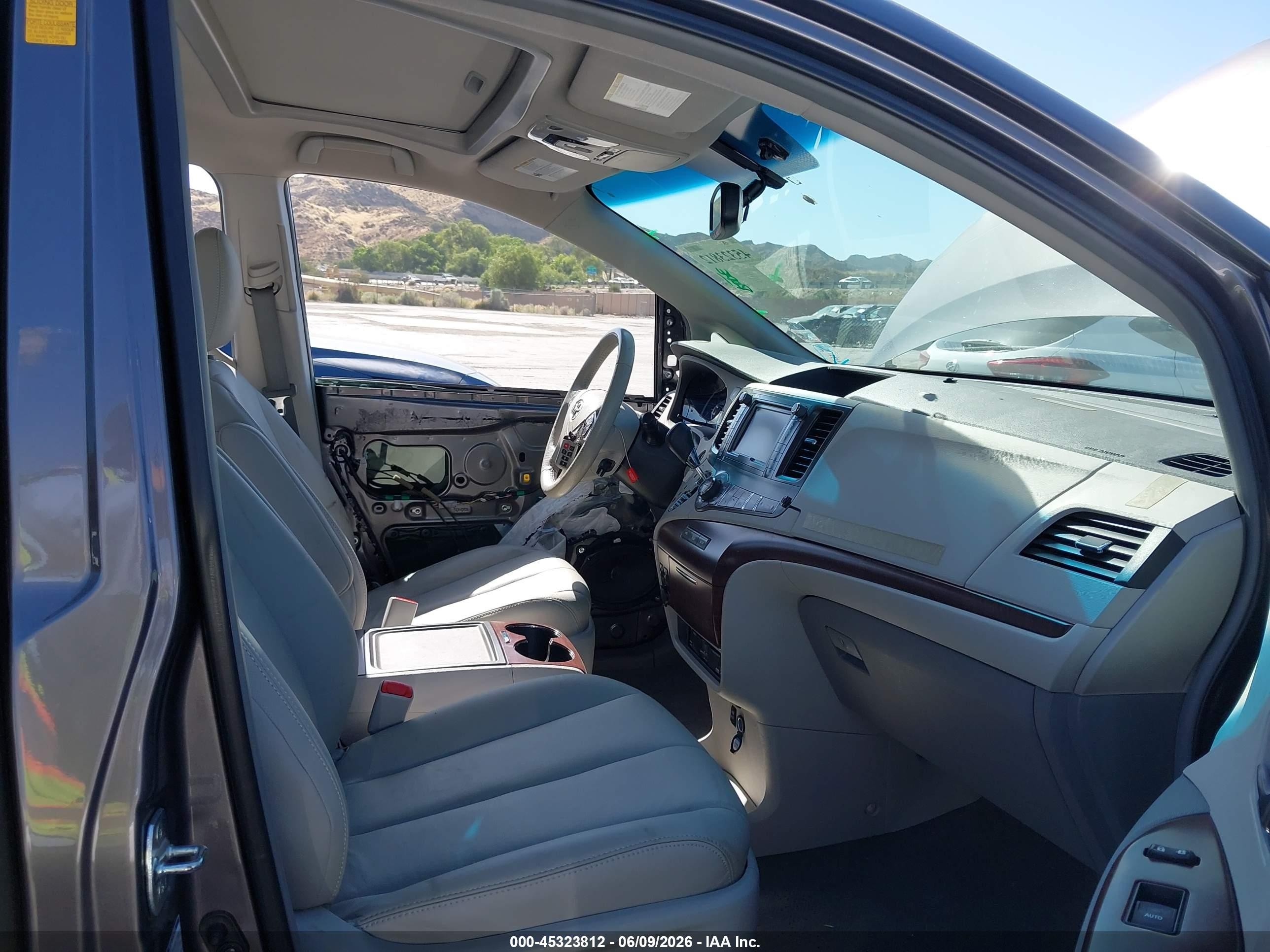 2014 Toyota Sienna Xle 7 Passenger Серый vin: 5TDDK3DC1ES084352