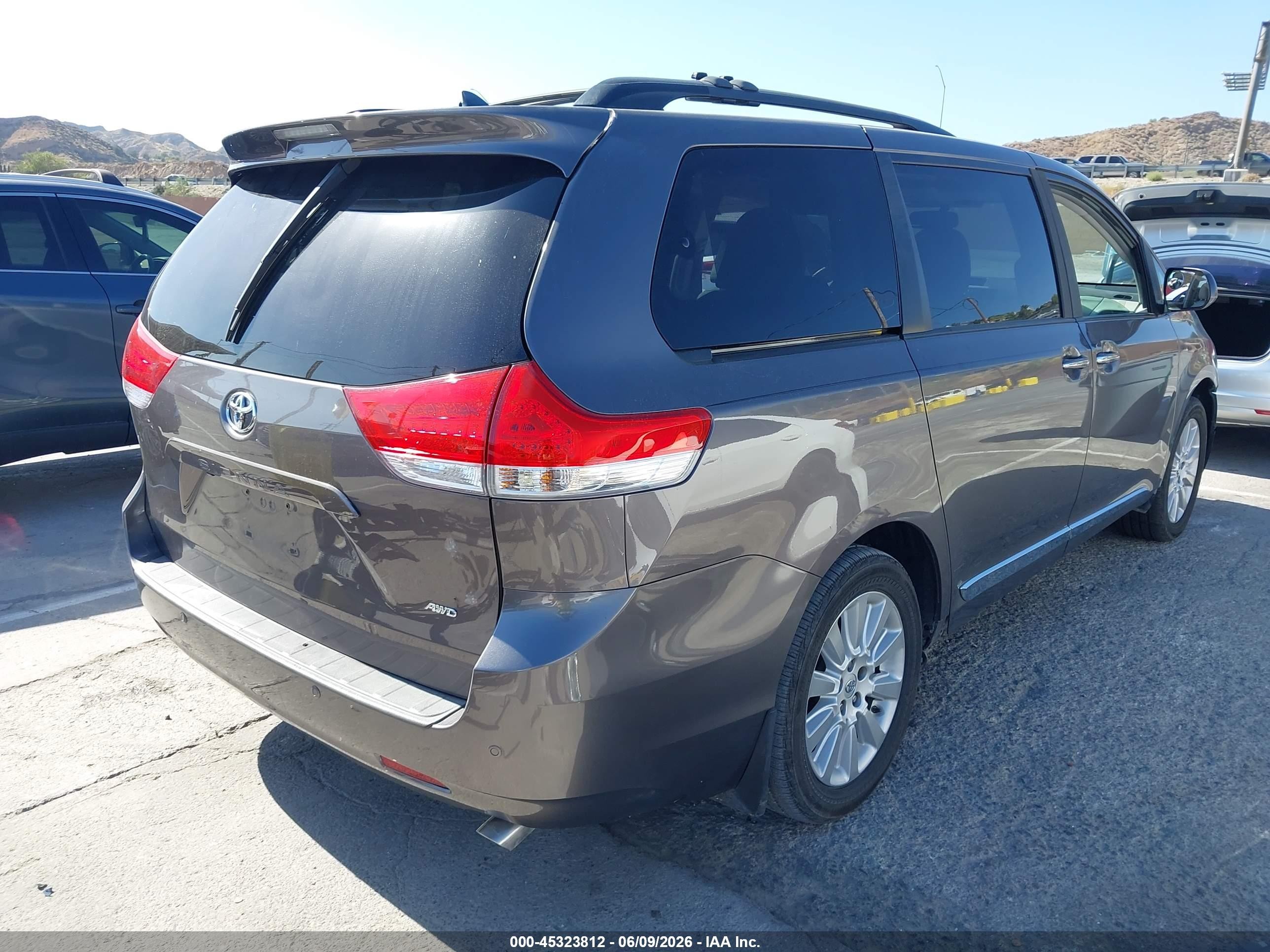 2014 Toyota Sienna Xle 7 Passenger Серый vin: 5TDDK3DC1ES084352