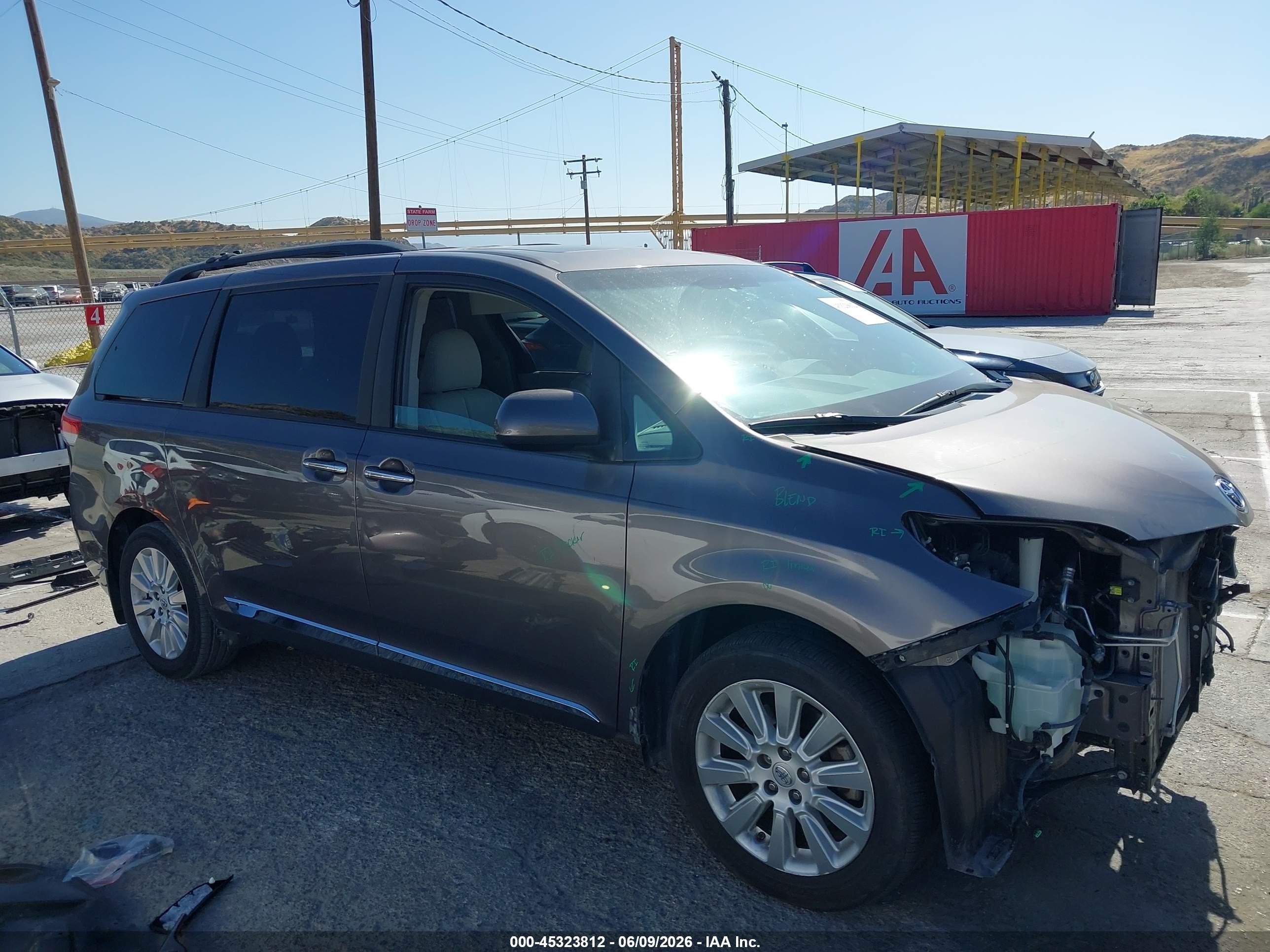 2014 Toyota Sienna Xle 7 Passenger Серый vin: 5TDDK3DC1ES084352