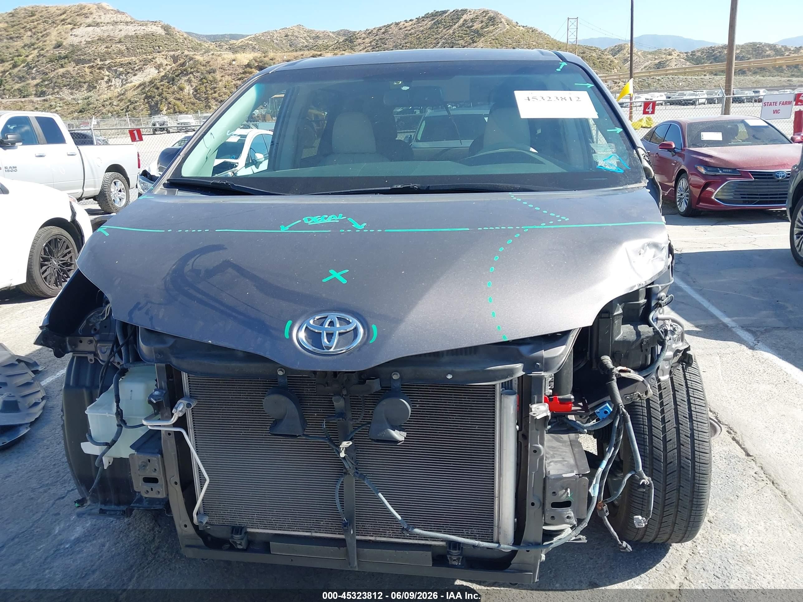 2014 Toyota Sienna Xle 7 Passenger Серый vin: 5TDDK3DC1ES084352