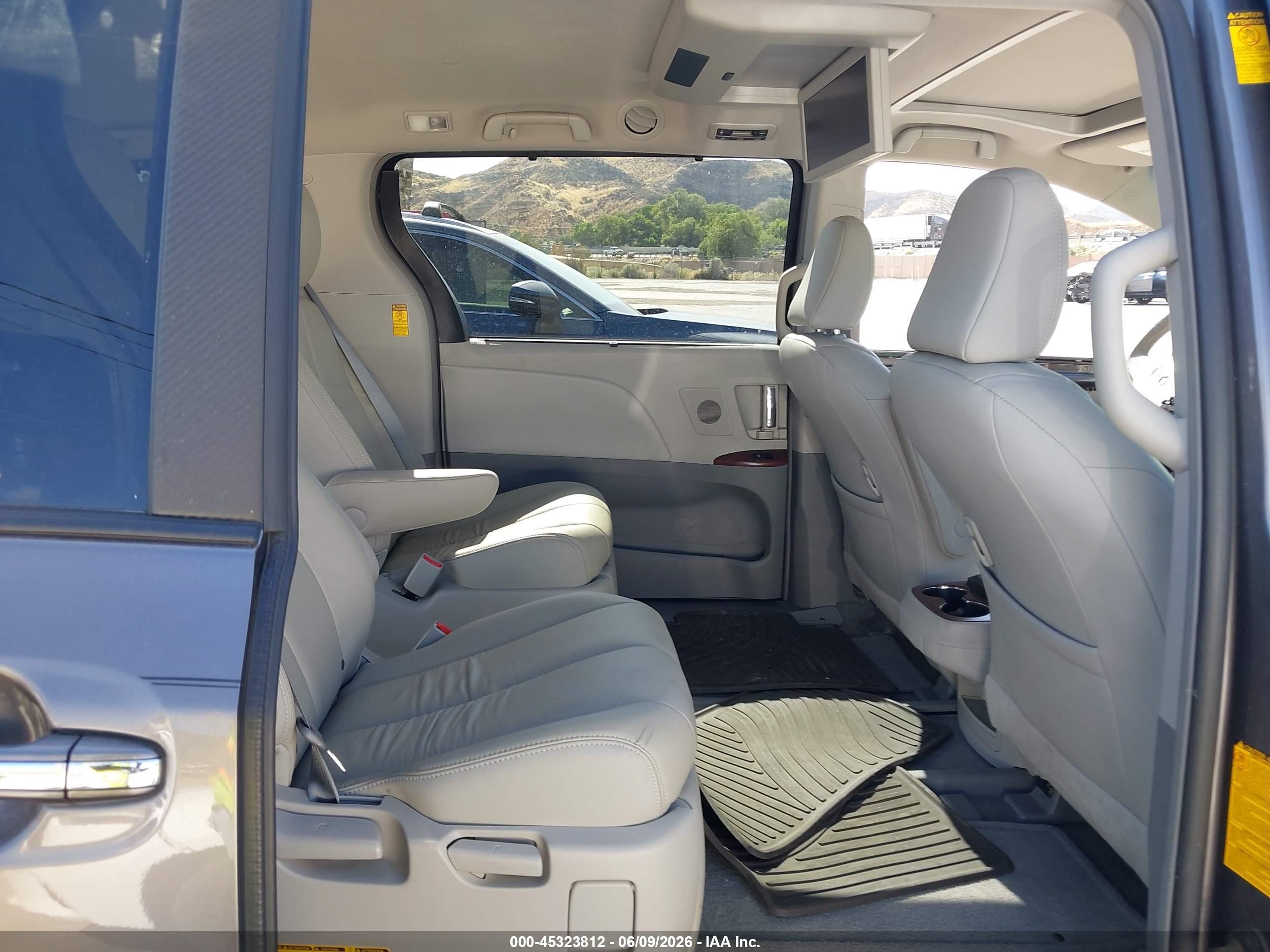 2014 Toyota Sienna Xle 7 Passenger Серый vin: 5TDDK3DC1ES084352
